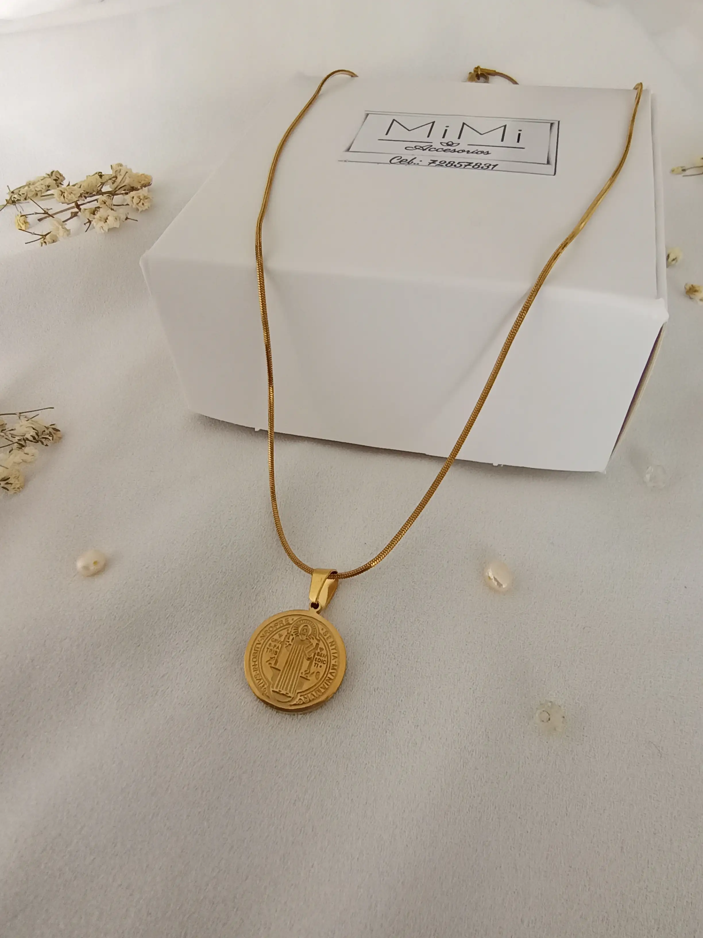 Cadena con dije de san Benito en acero inoxidable  2