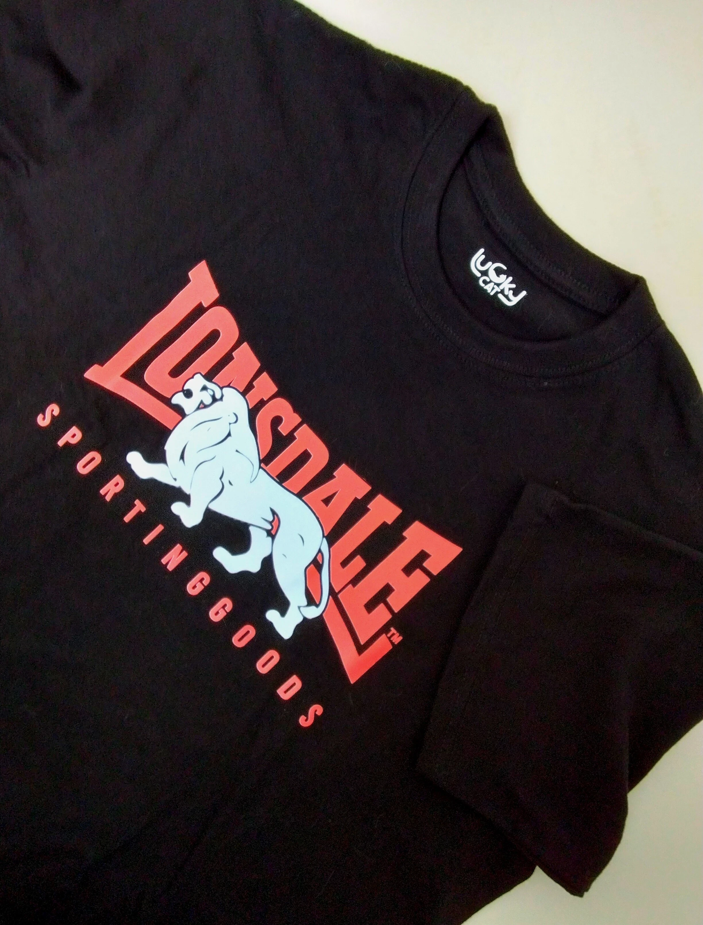 Camiseta negra estampada