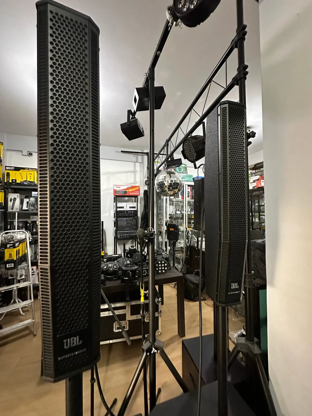 JBL L360 COLUMNAS ACTIVAS   2