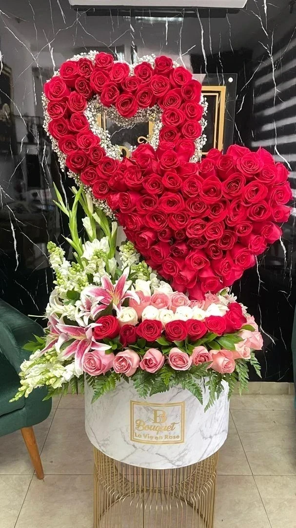 Bouquet redondo con doble corazon  3