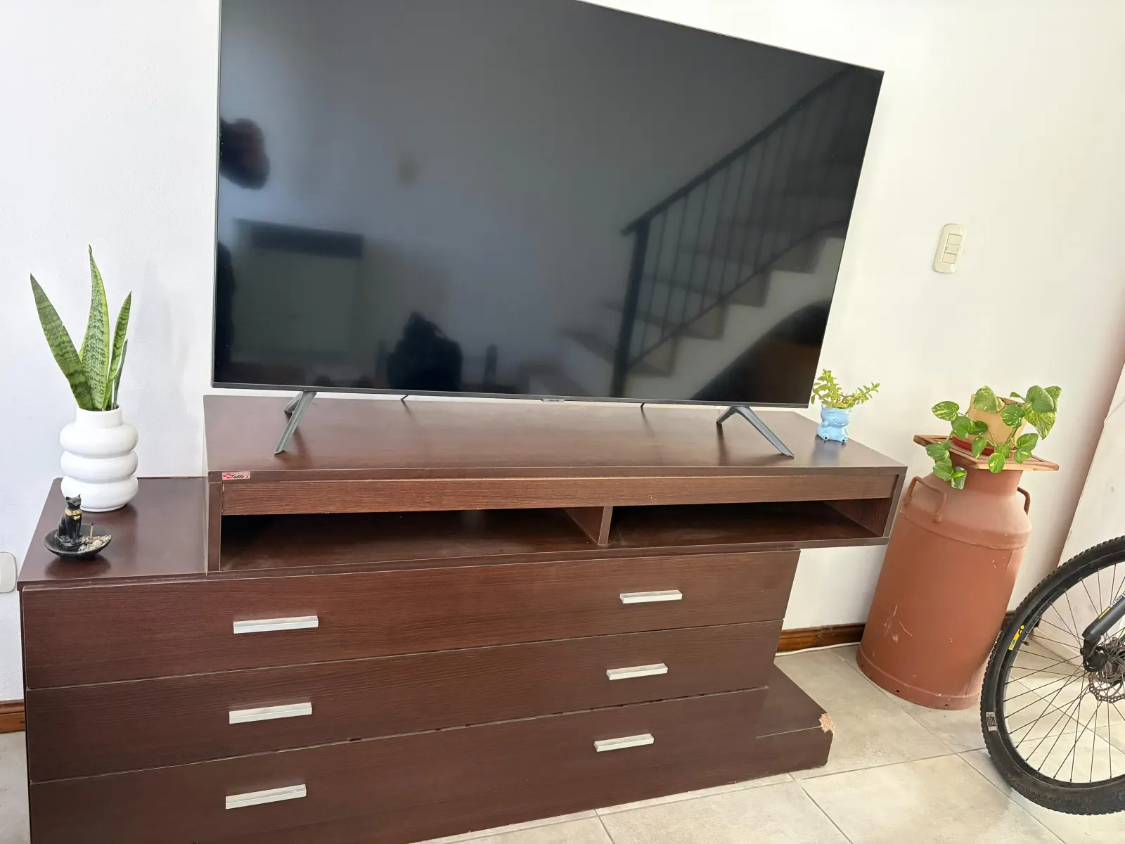 El mueble tiene 1.70 x 77cm y de profundidad 40cm detalle a la vista 2