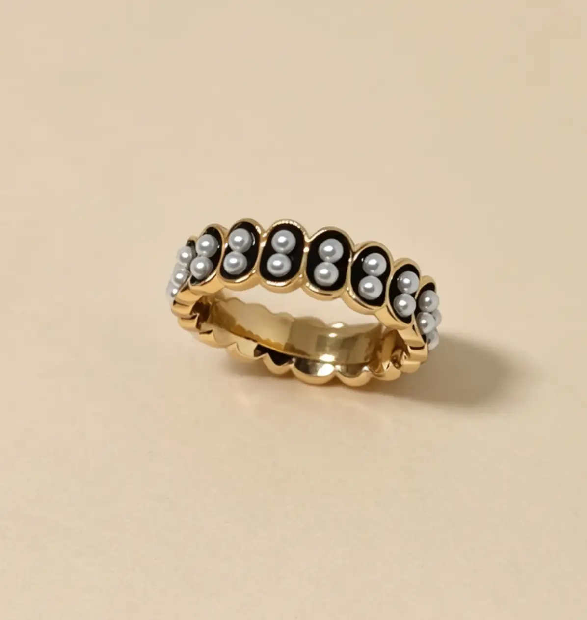 Anillo de perlitas en negro