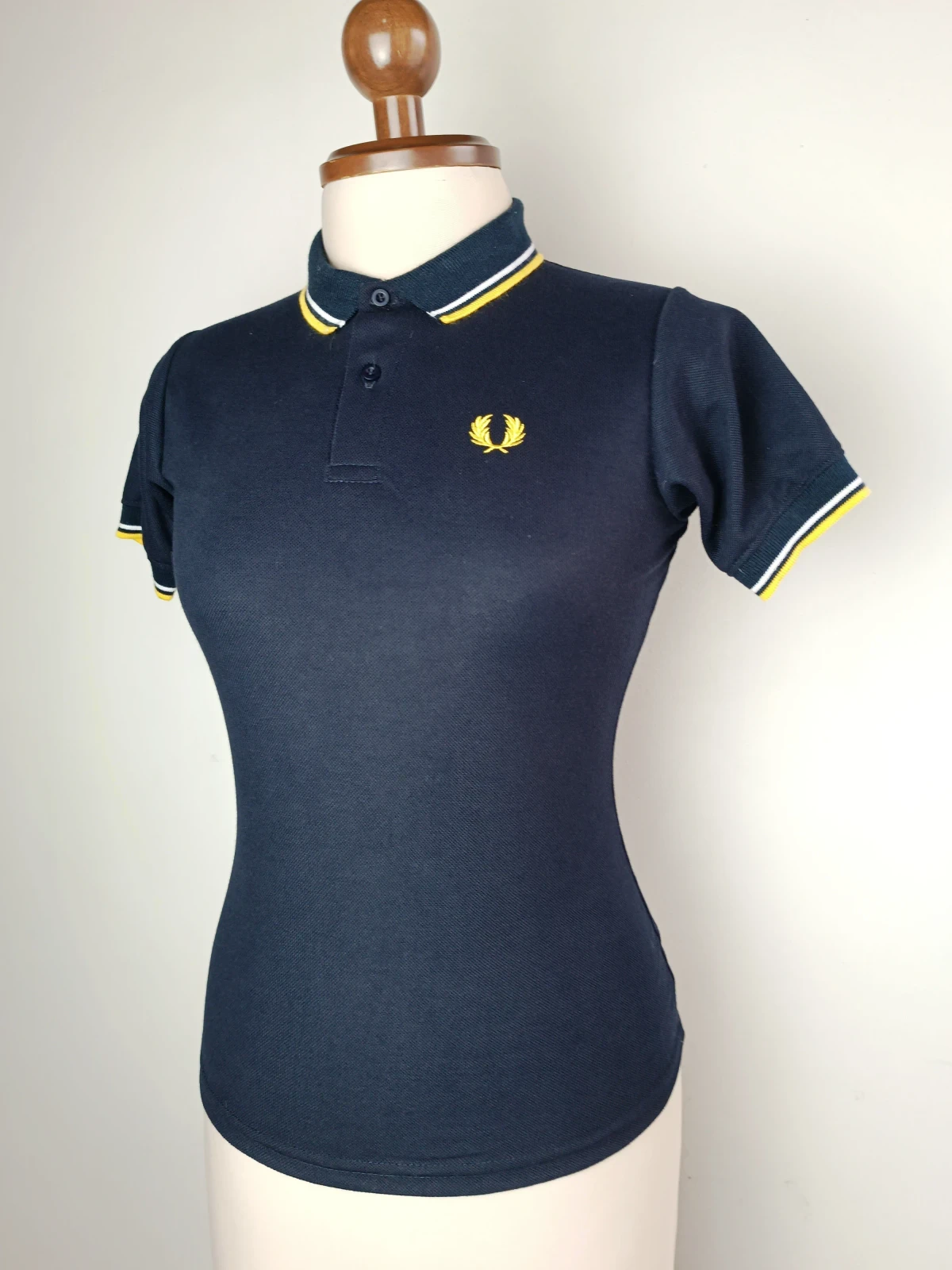 Camisa polo azul oscuro con amarillo y blanco 