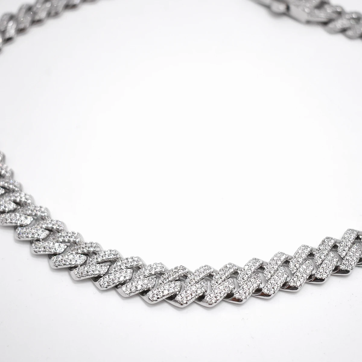 CADENA EN ACERO CON DIAMANTES  3
