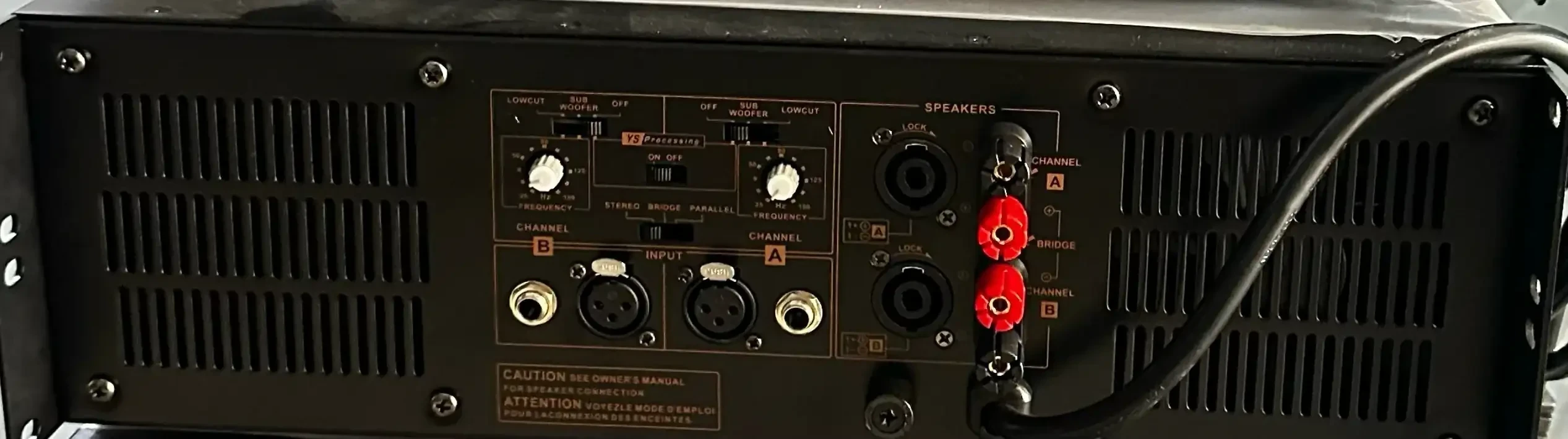 PODER Peavey Cs5000 5000 Watts   PEDIDOS: 69442828  Amplificador de potencia CS 5000 5000vatios en puente El amplificador de potencia CS 5000 está diseñado para proporcionar años de funcionamiento confiable e impecable bajo un uso riguroso. Este amplificador ofrece la superioridad sonora y la confiabilidad insuperable por las que Peavey es famoso, sin dejar de ser sorprendentemente compacto. La tecnología avanzada y los extensos circuitos de protección permiten la operación con mayor eficiencia en cargas y condiciones de energía difíciles. El circuito DDT (técnica de detección de distorsión) garantiza un funcionamiento sin problemas en cargas tan bajas como 2 ohmios. El DDT protege a los conductores y garantiza que se mantenga la integridad del sonido, incluso en condiciones extremas de sobrecarga. El diseño de alta eficiencia del CS utiliza tecnología multirraíl clase H para producir una alta potencia de salida y al mismo tiempo reducir las pérdidas. Los enormes disipadores de calor y un ventilador de refrigeración de gran volumen mantienen una temperatura de funcionamiento general más baja, lo que da como resultado una mayor vida útil del transistor de salida. Técnica de detección de distorsión (DDT) Interruptor selector de voltaje de línea Ventilador de enfriamiento de alto volumen 2