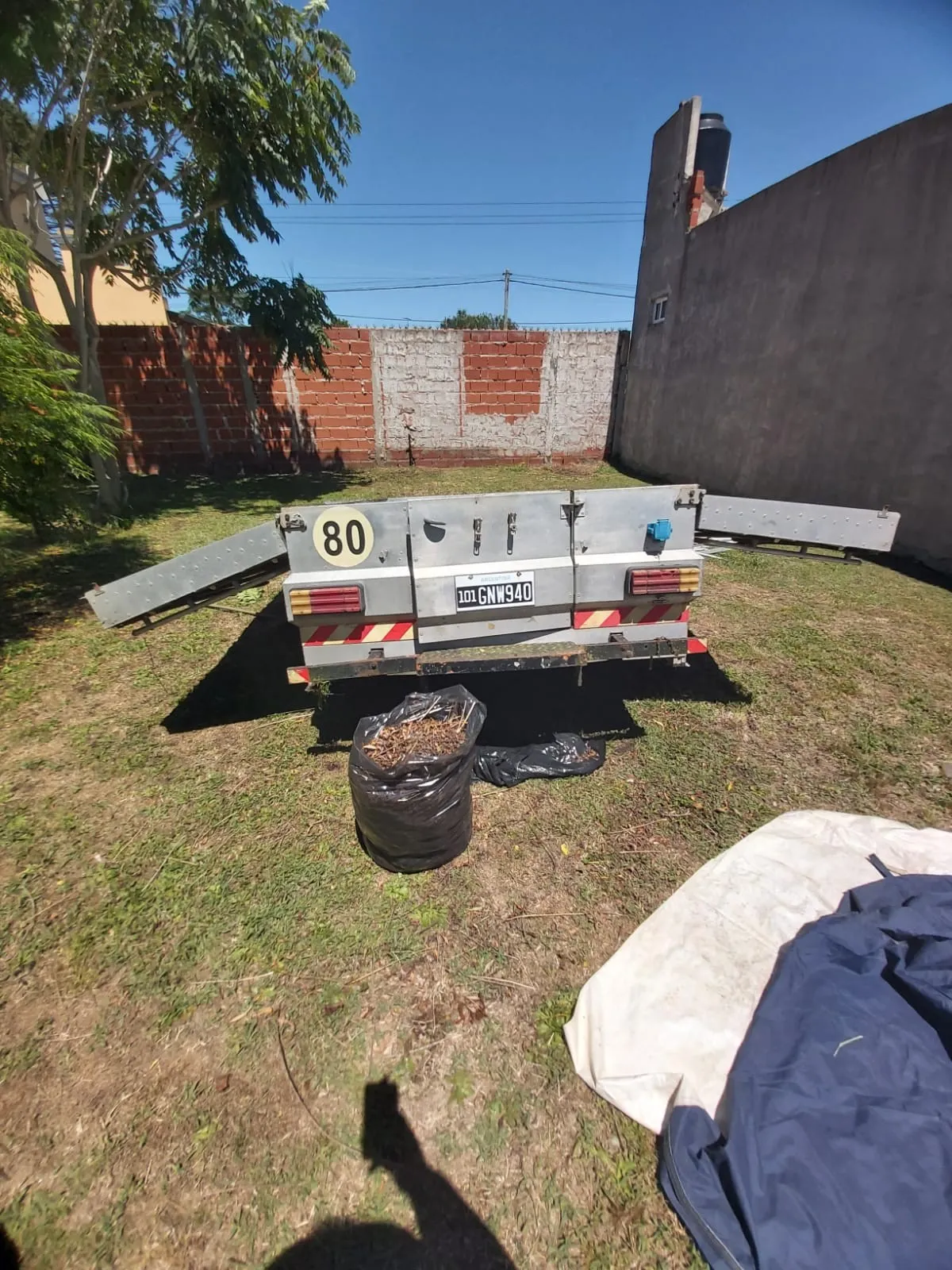 Ese es el carro carpa, le falta la estructura de caño y la lona 4