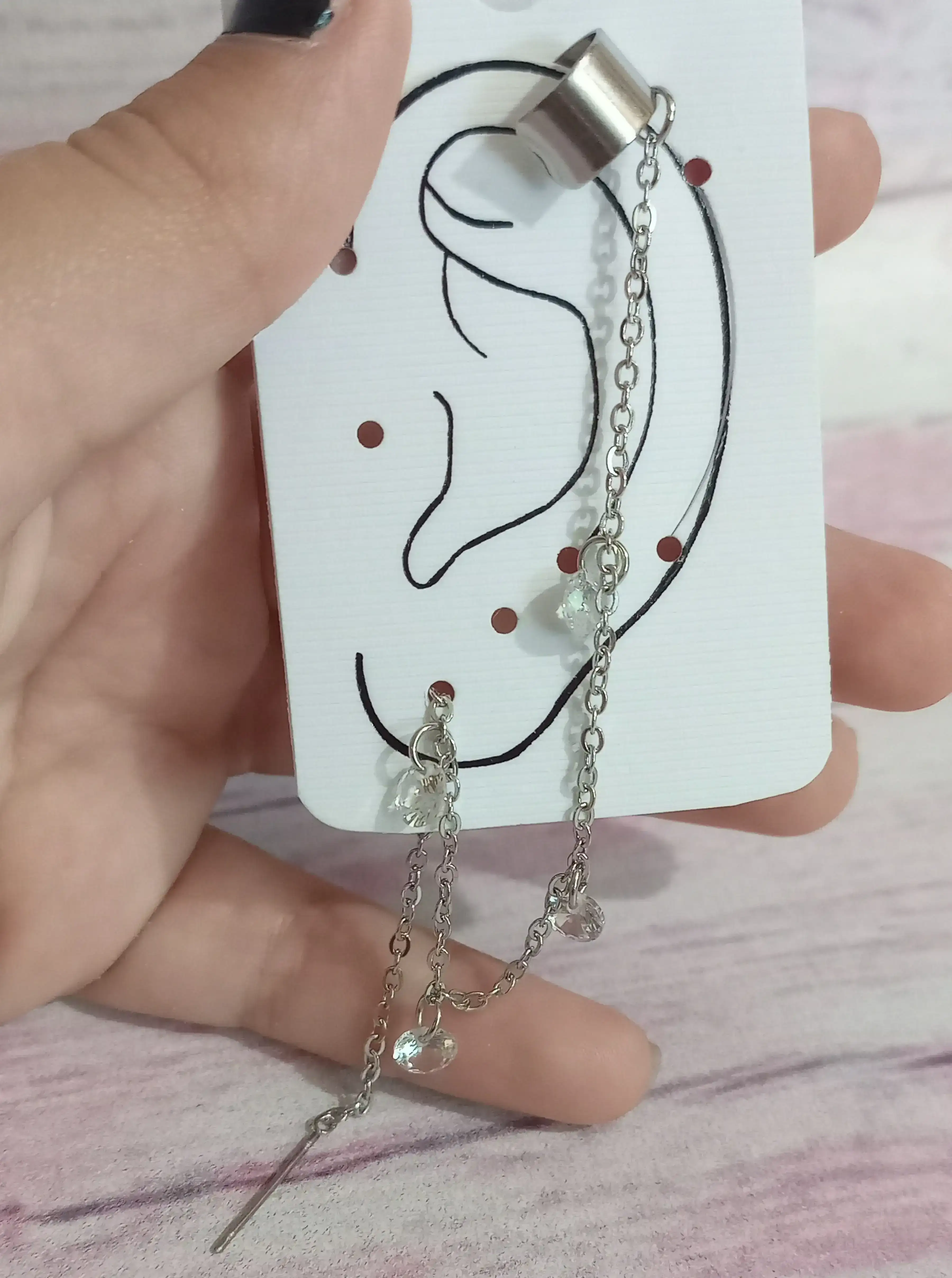 Ear cuff con cadena pasante y strass
