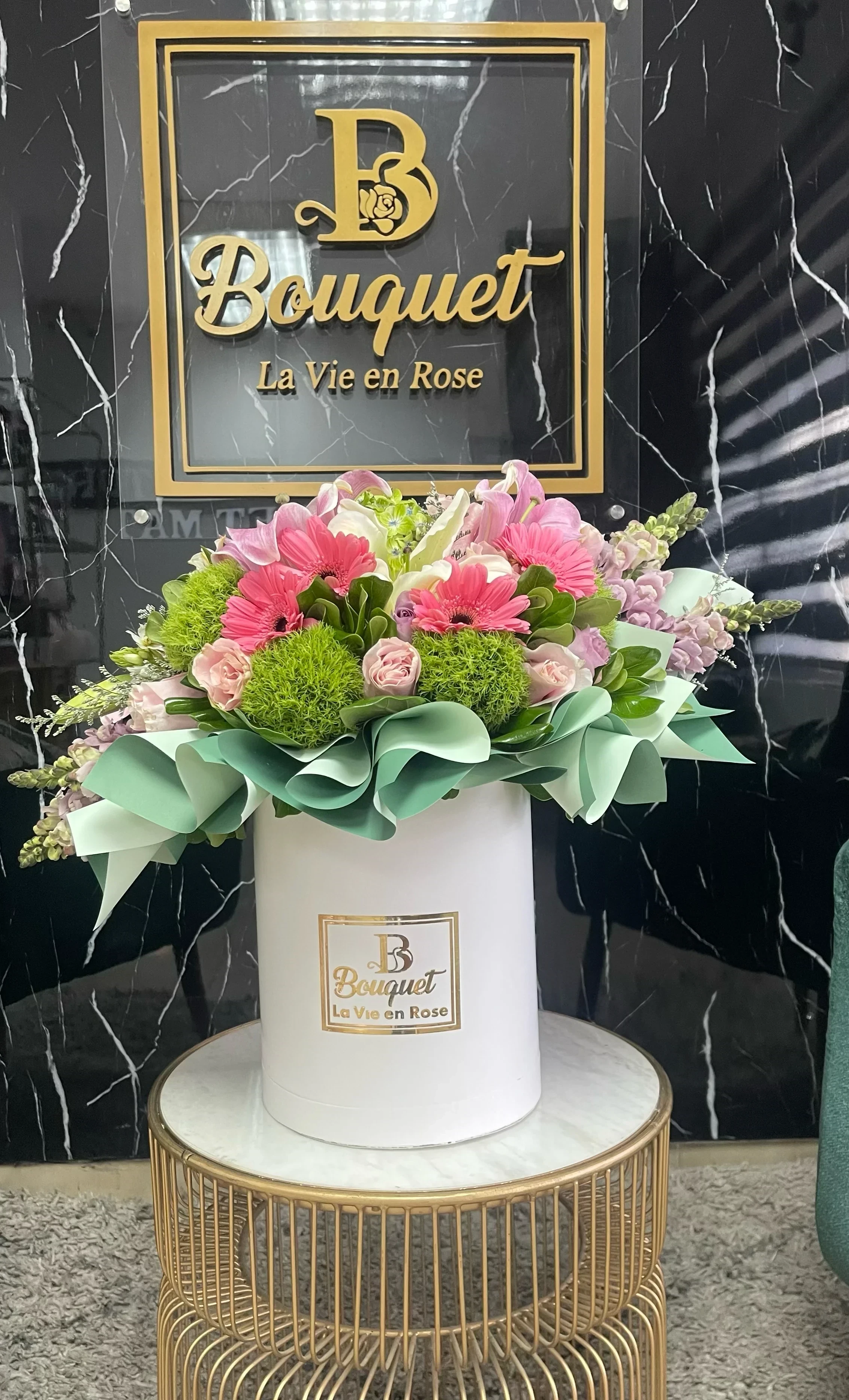 Bouquet con flores surtida y papeleria 