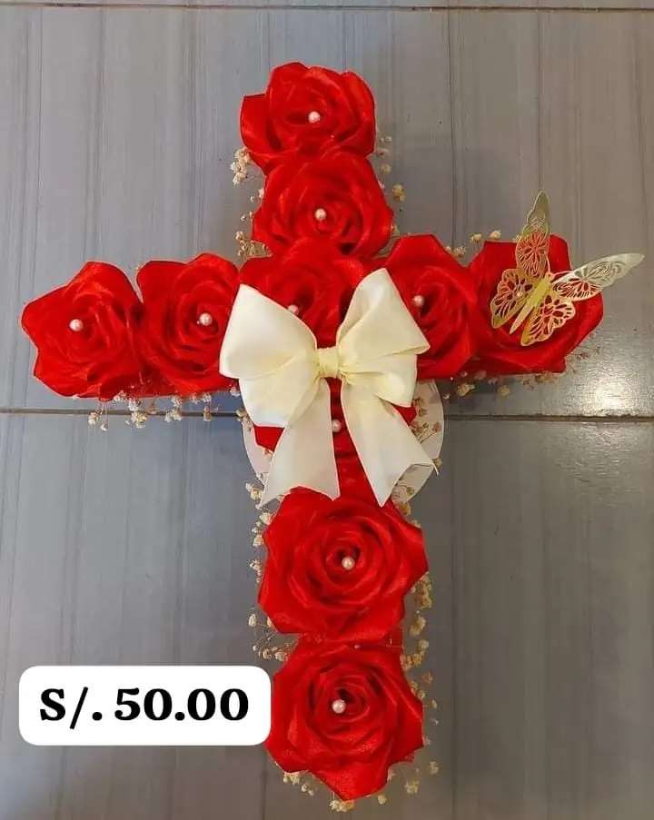 Cruz de rosas eternas rojas