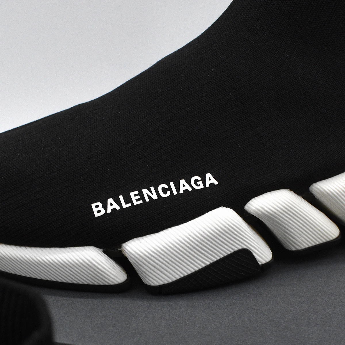 Balenciaga Speed 2.0 en blanco y negro 5