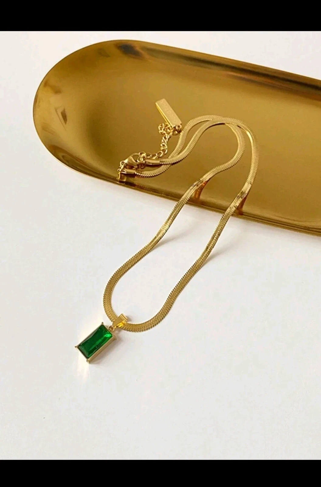 Set de Joyería Esmeralda Vintage - Cadena Plana y Zarcillos en Acero Inoxidable con Baño de Oro 18K 9