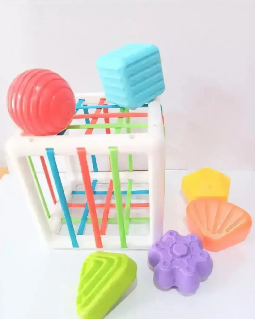 Cubo con figuras texturizadas 