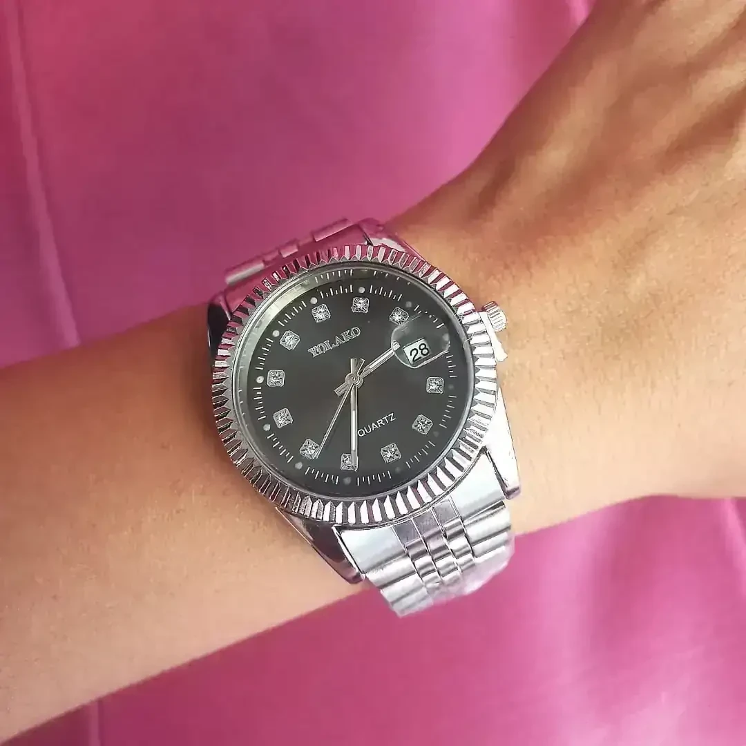 Reloj Yolako Pulso Acero Plateado Fondo Negro Piedras Internas 3