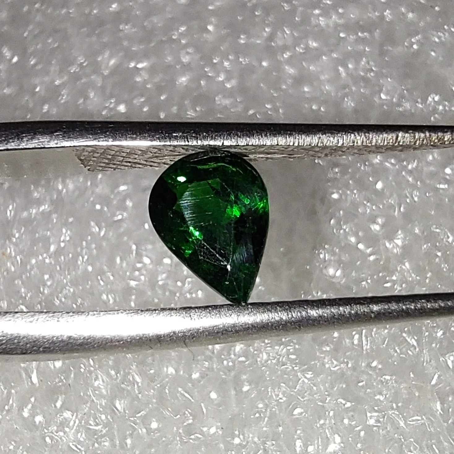 Granate tsavorita verde intenso natural talla gota facetada 4