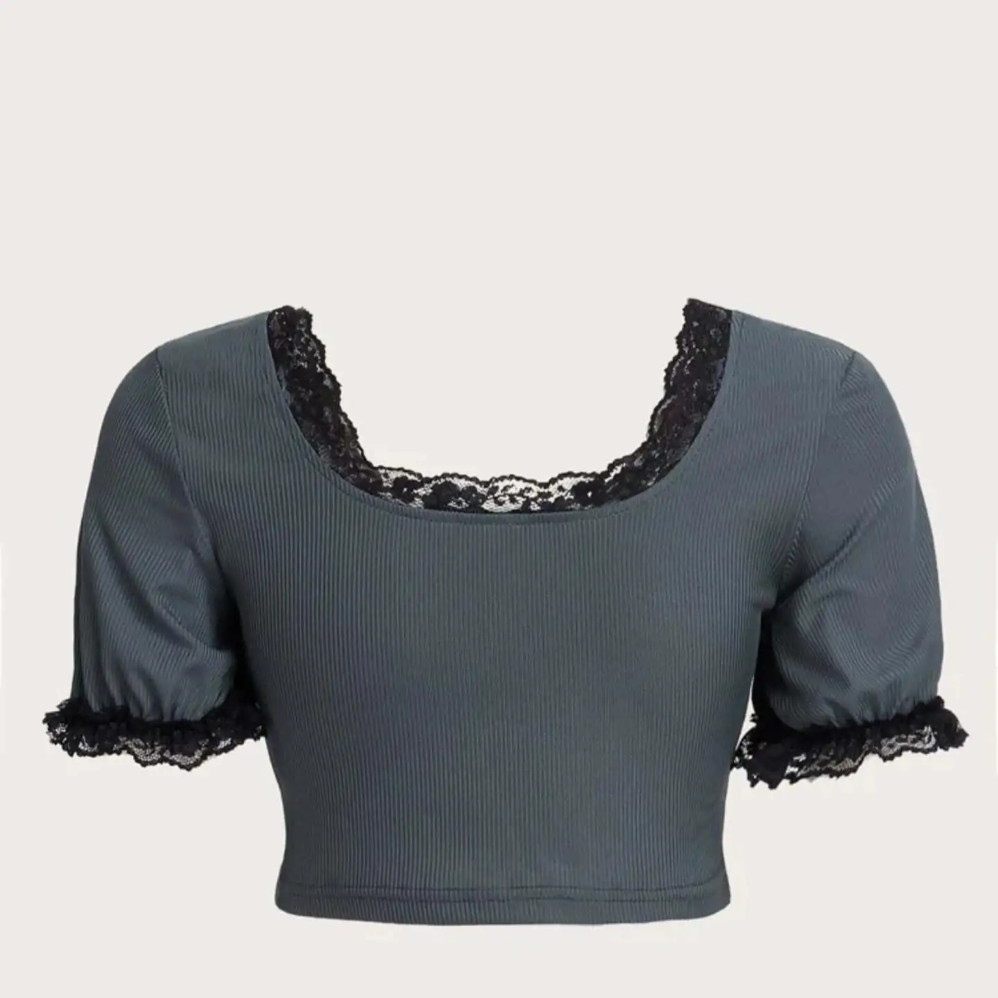 Hermoso crop top XL diseño calaveras y detalles con encaje 2