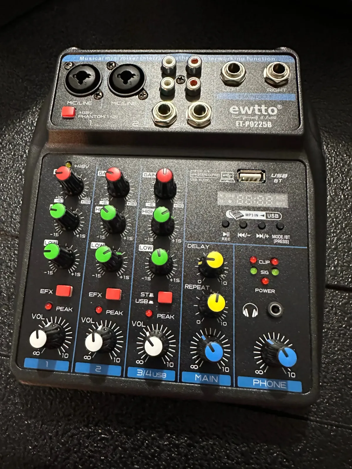 🎛Consola de sonido   ✅️Mezclador de micrófono/línea premium de 4 canales con USB y BT  ✅️ET-P9225B  ✔️USB ✔️MP3 ✔️Bluetooth   ✅️/línea de 4 canales  ✅️Control de ganancia con ecualizador de 3 bandas  ✅️Efector de reverberación  ✅️LED de pico en cada canal  ✅️Salida de auriculares y monitor con control  ✅️Pantalla digital MP3, interfaz USB, BT, grabación  ✅️Salida maestra balanceada XLR 1/4 jack  🚛envíos a todo el país 4