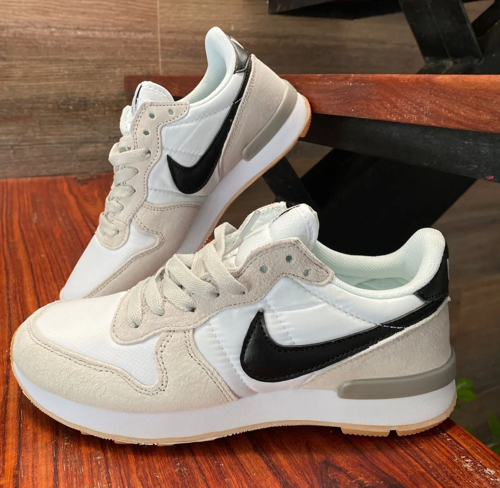 NIKE INTERNATIONAL DAMA  2