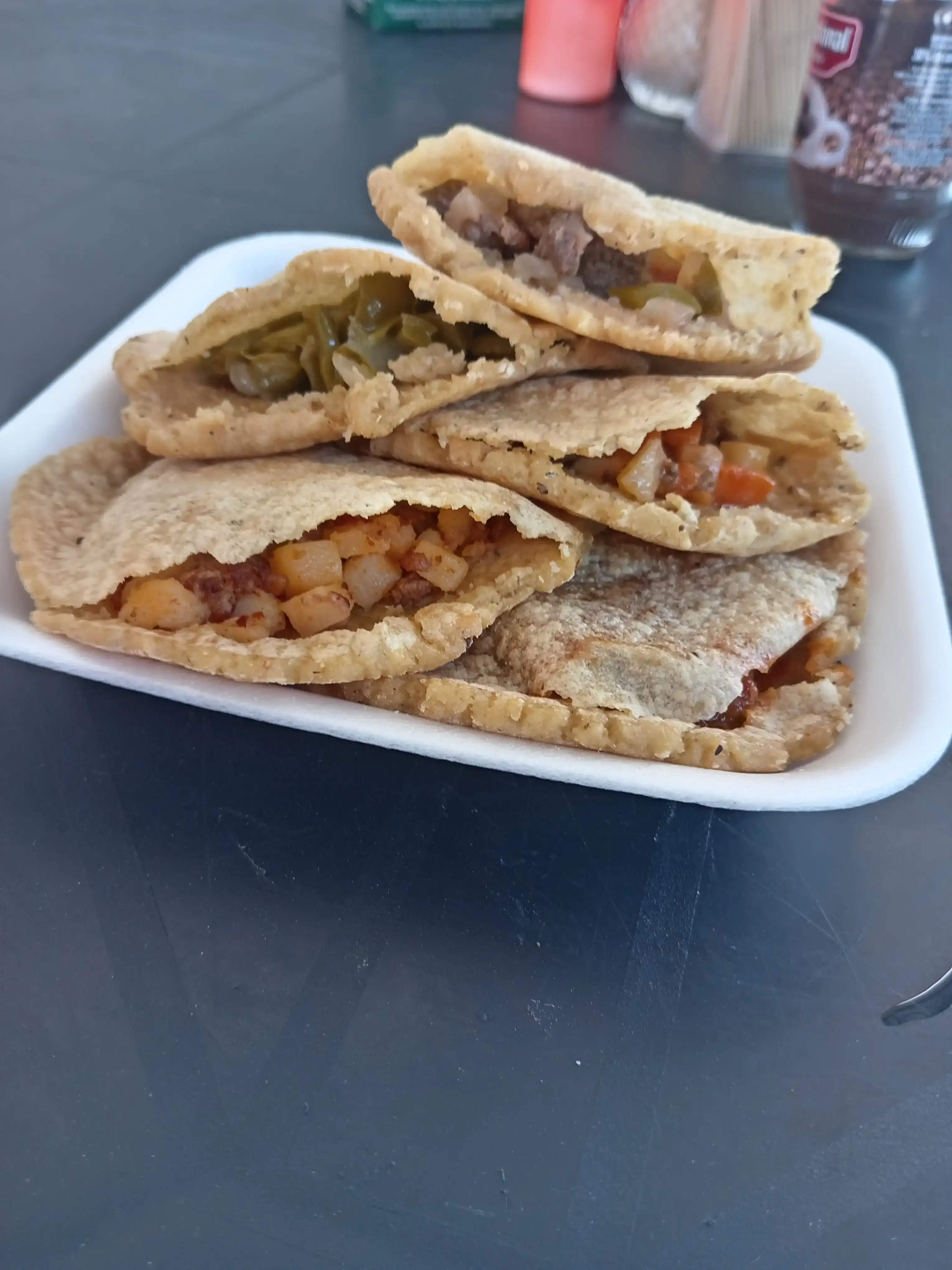 Gordita de chicharrón prensado 