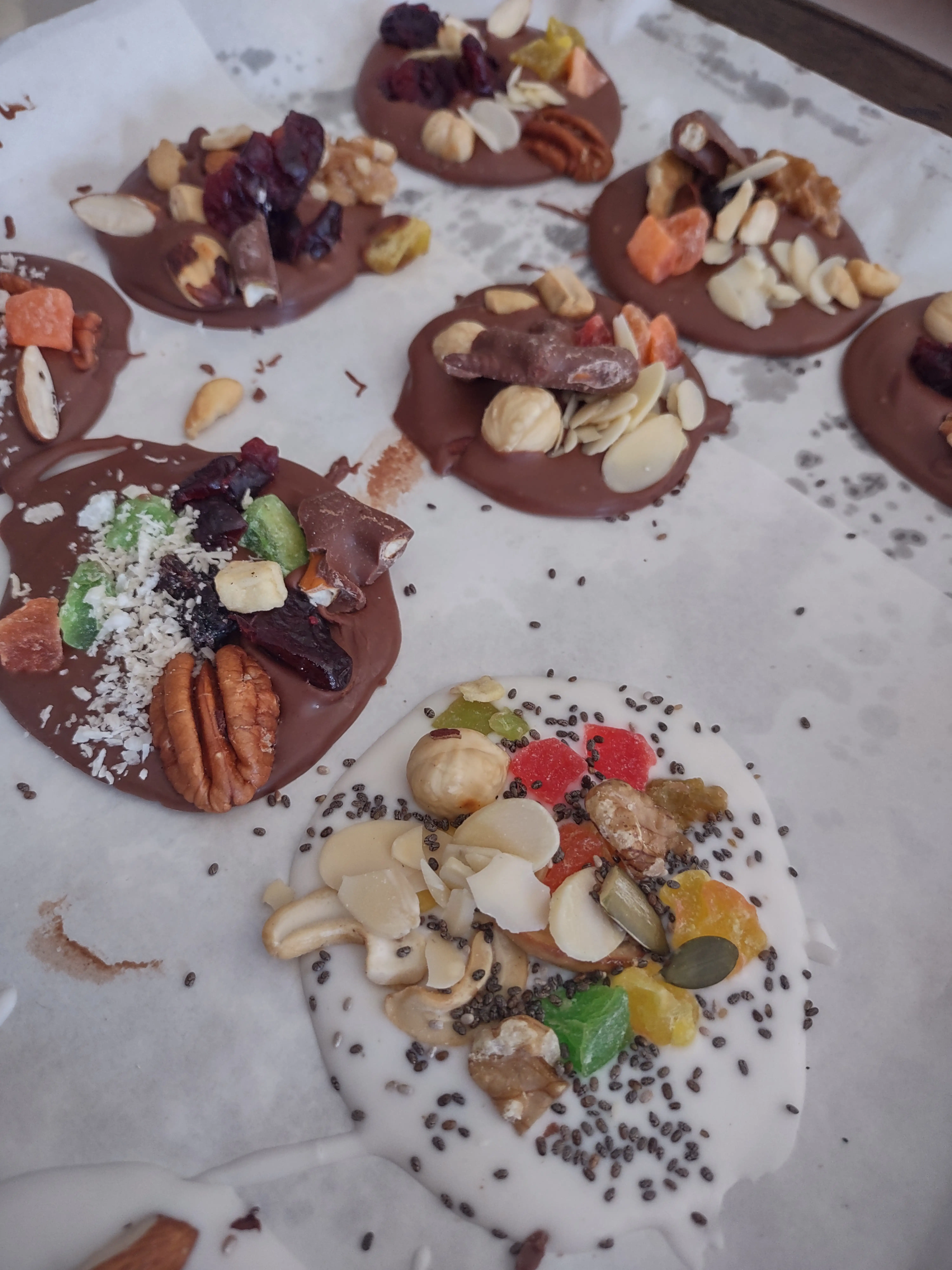 Tejas de chocolate y nueces