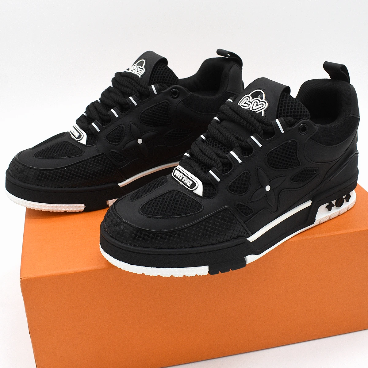 Louis Vuitton LV Skate Sneaker en blanco y negro 3