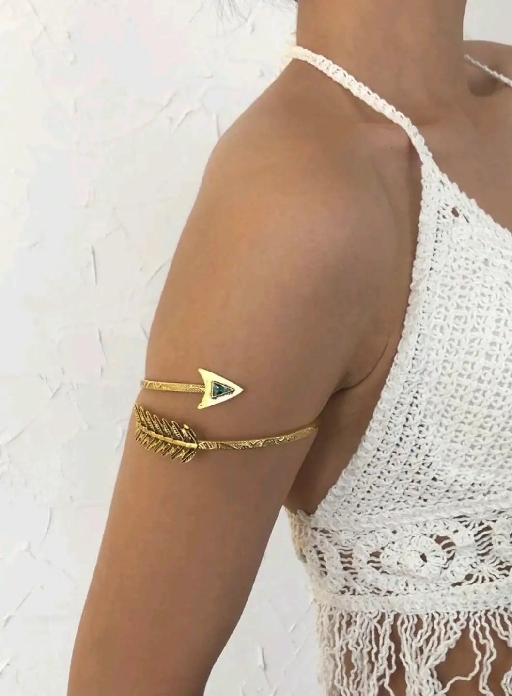 Armlet dorado con flecha