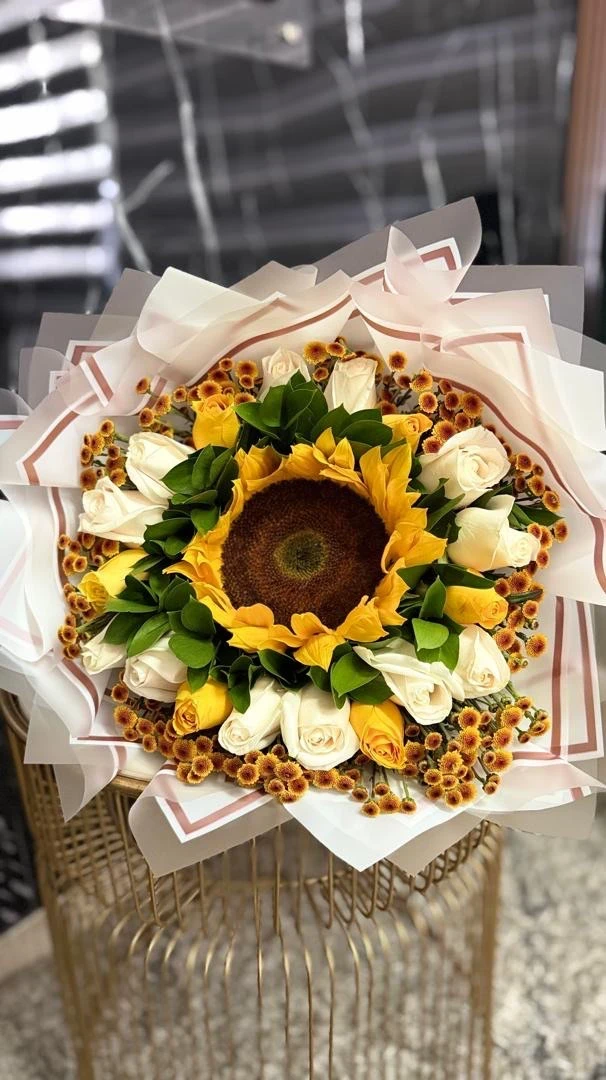 Ramillete primavera (rosas y 1 girasol)