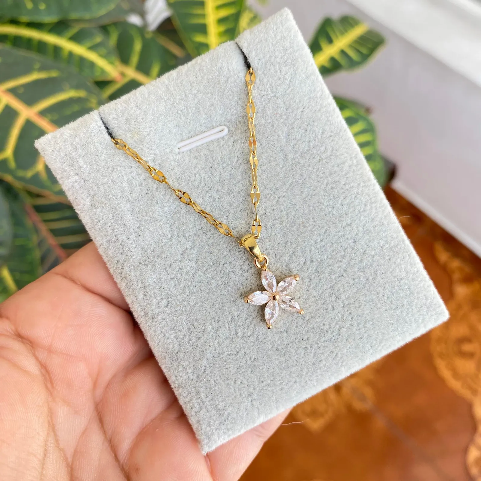 Cadena Y Dije En Acero Con Piedra Circon De Flor Pequeña Blanca 3
