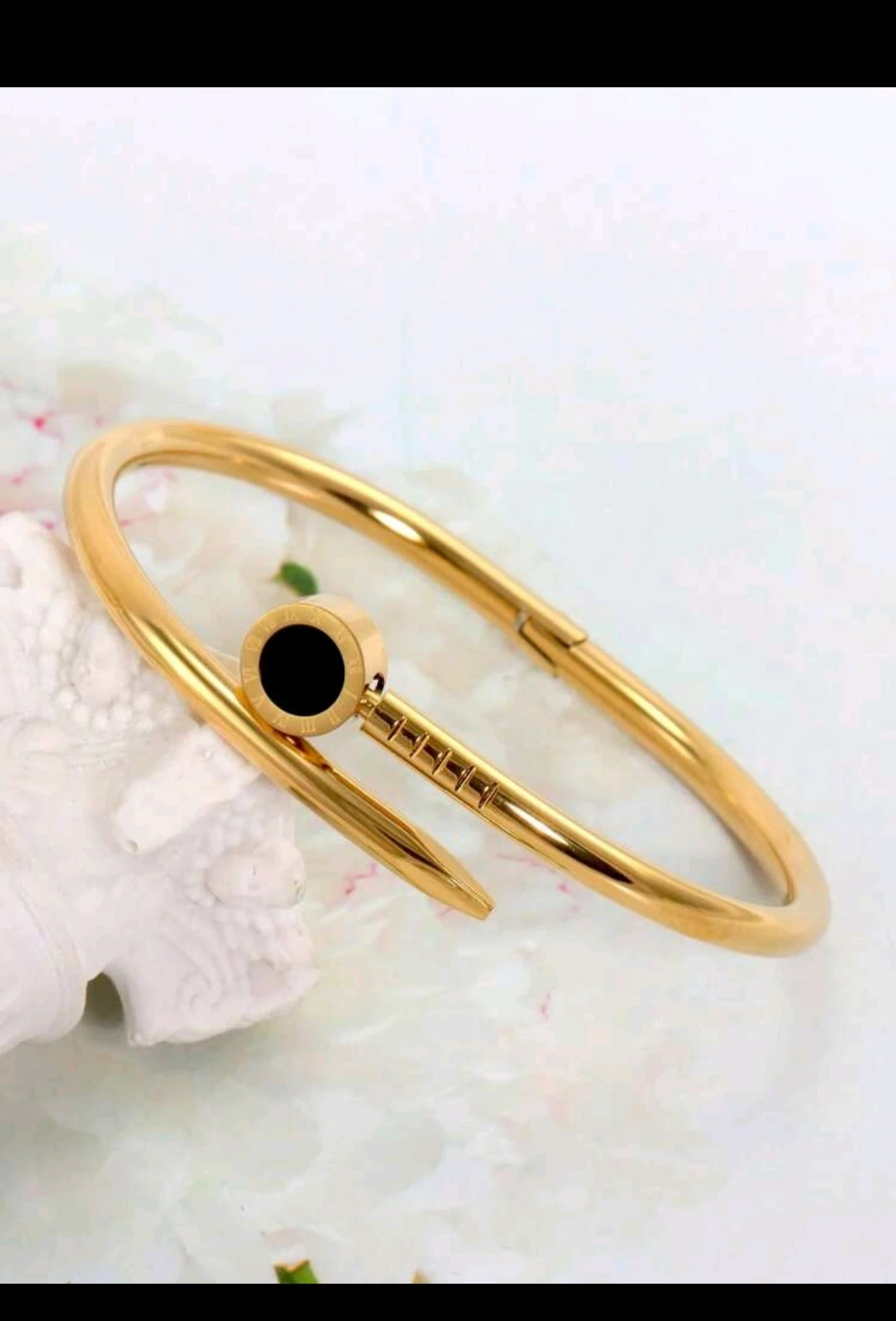 Brazalete con apertura de cuña clavo/ diseño en numero romanos 5