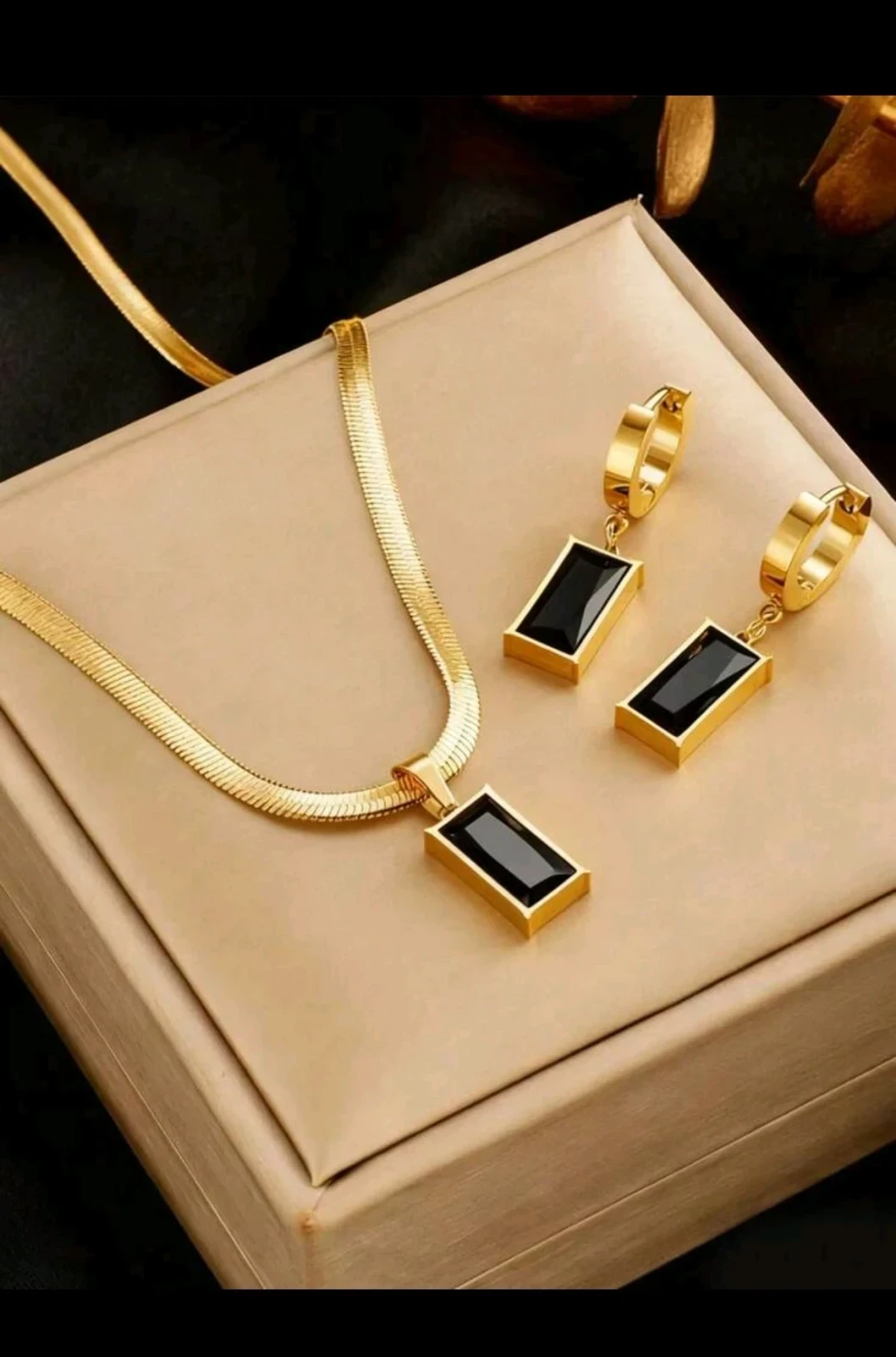 Set de Joyería Ébano Minimalista - Cadena Plana y Zarcillos en Acero Inoxidable con Baño de Oro 18K