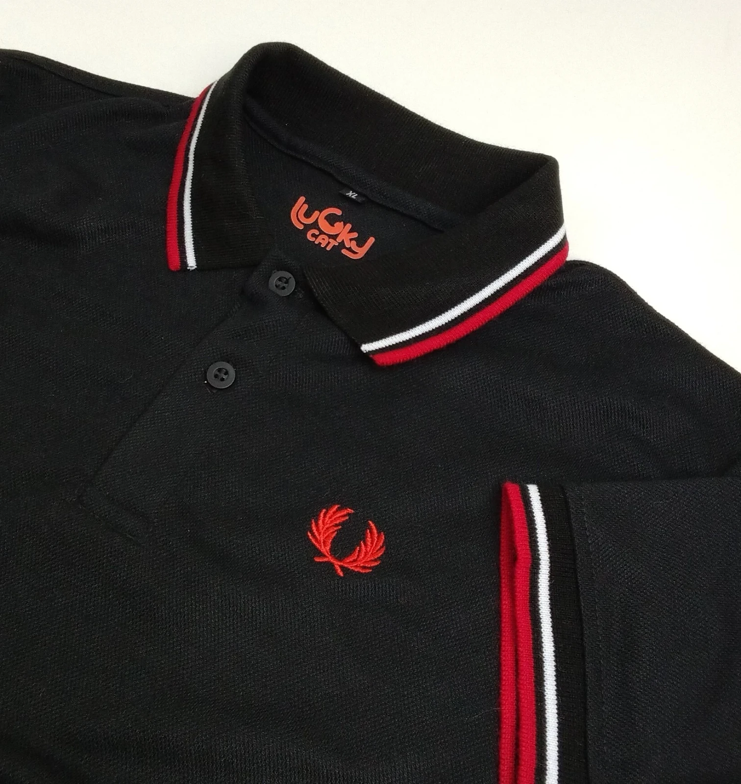 Camisa polo negra con rojo y blanco 