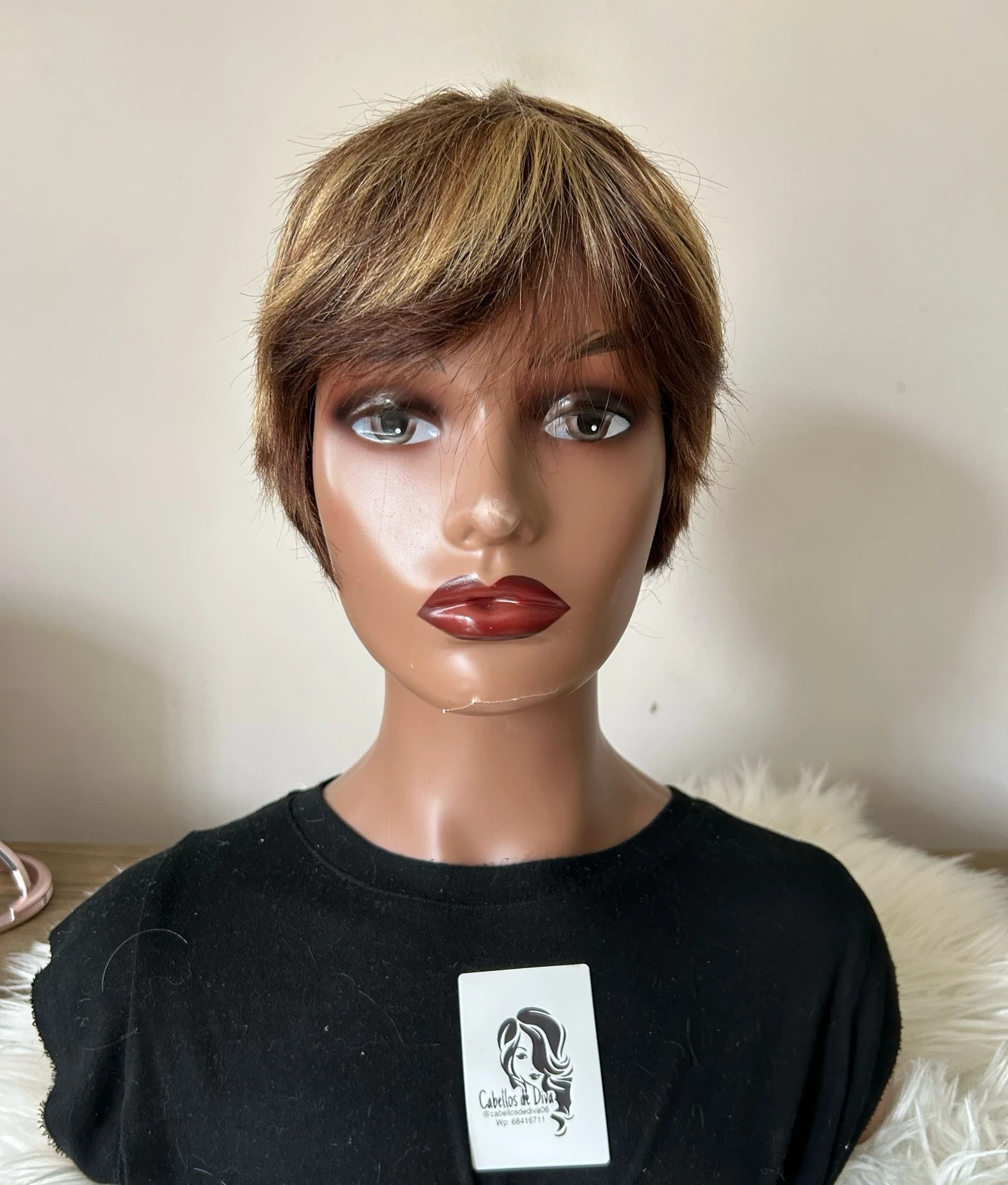 Peluca corte pixie cafe con highlight 