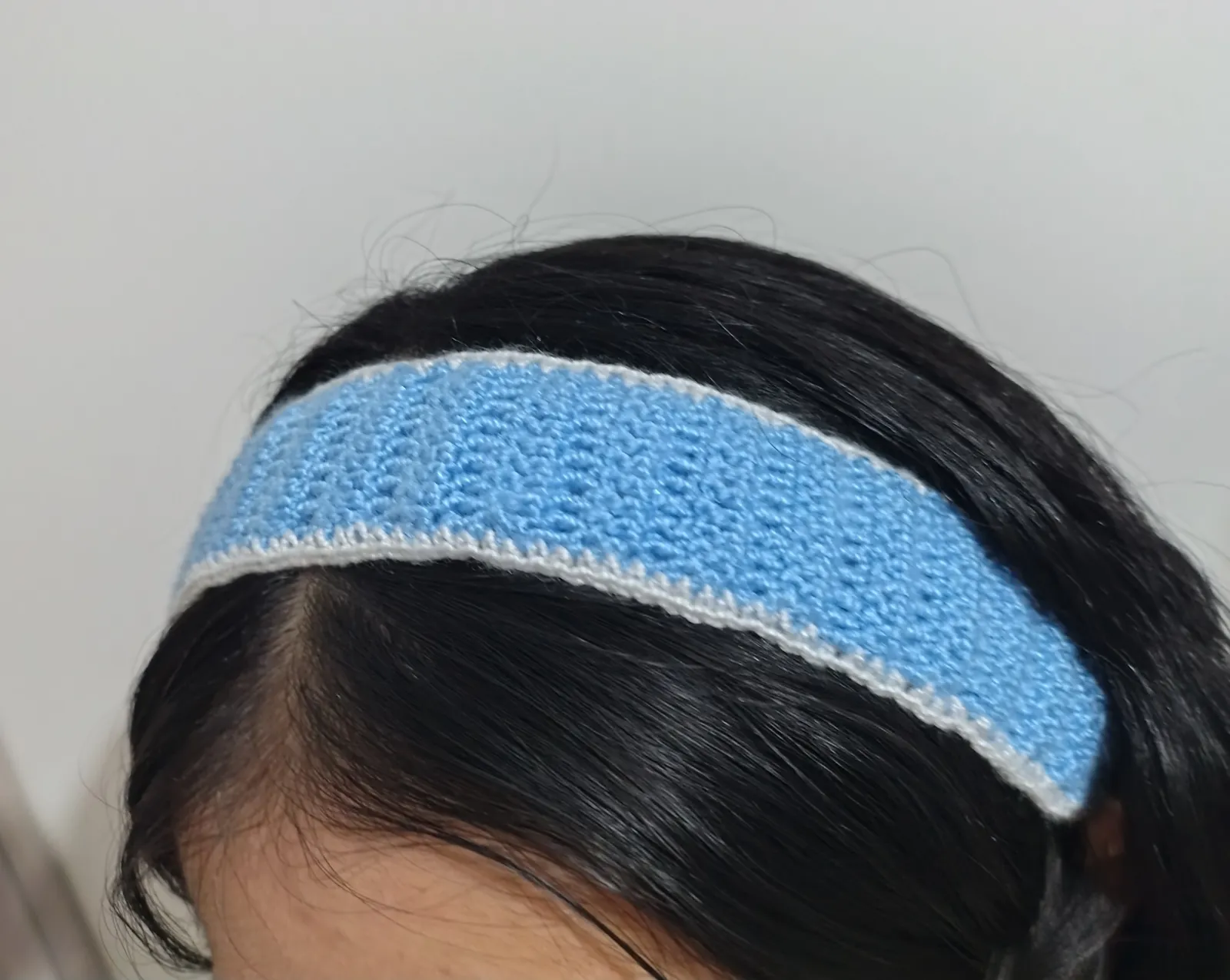 DIADEMA DELGADA CON BORDE BLANCO