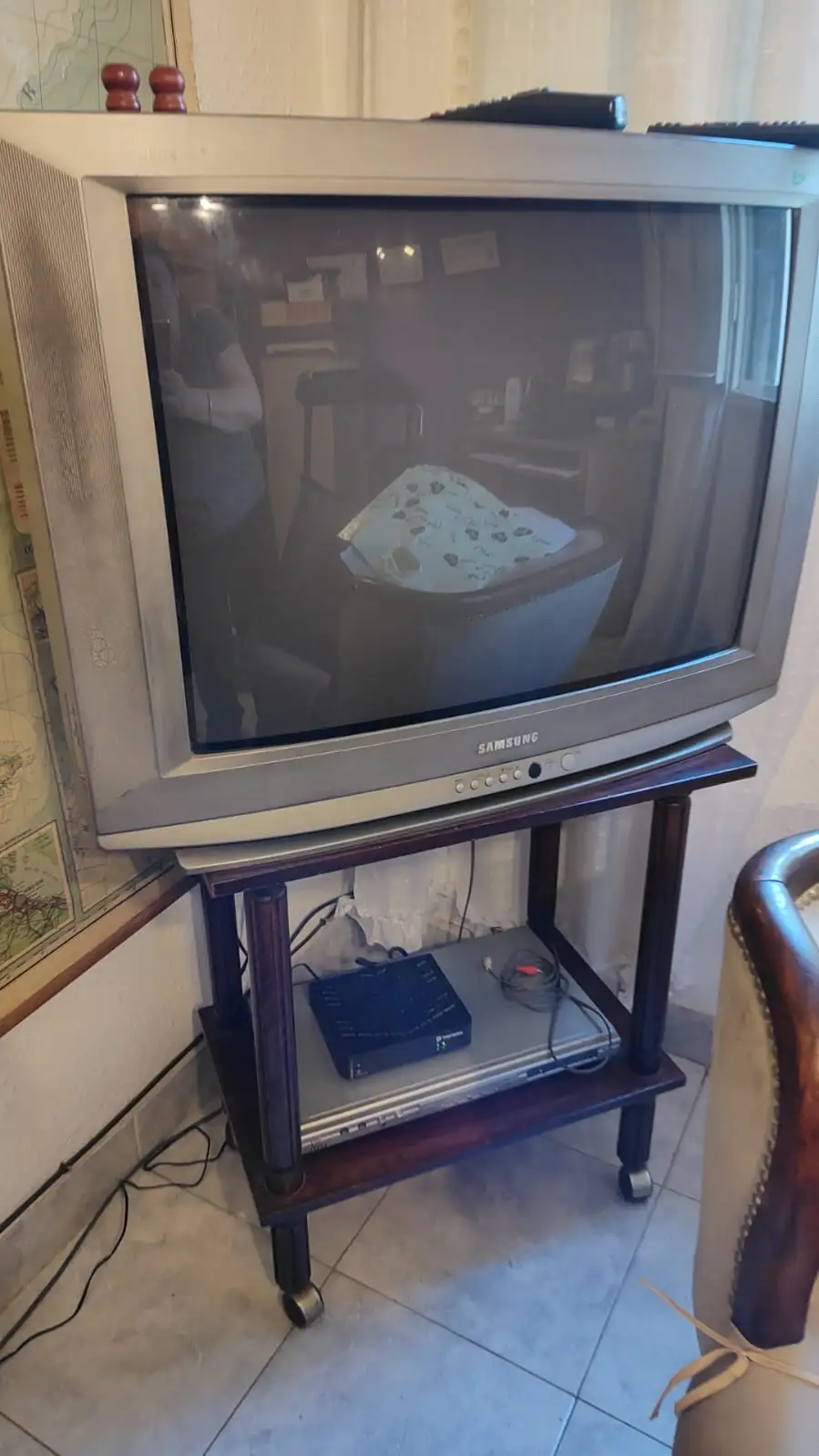 Tv + DVD  + mesa ...