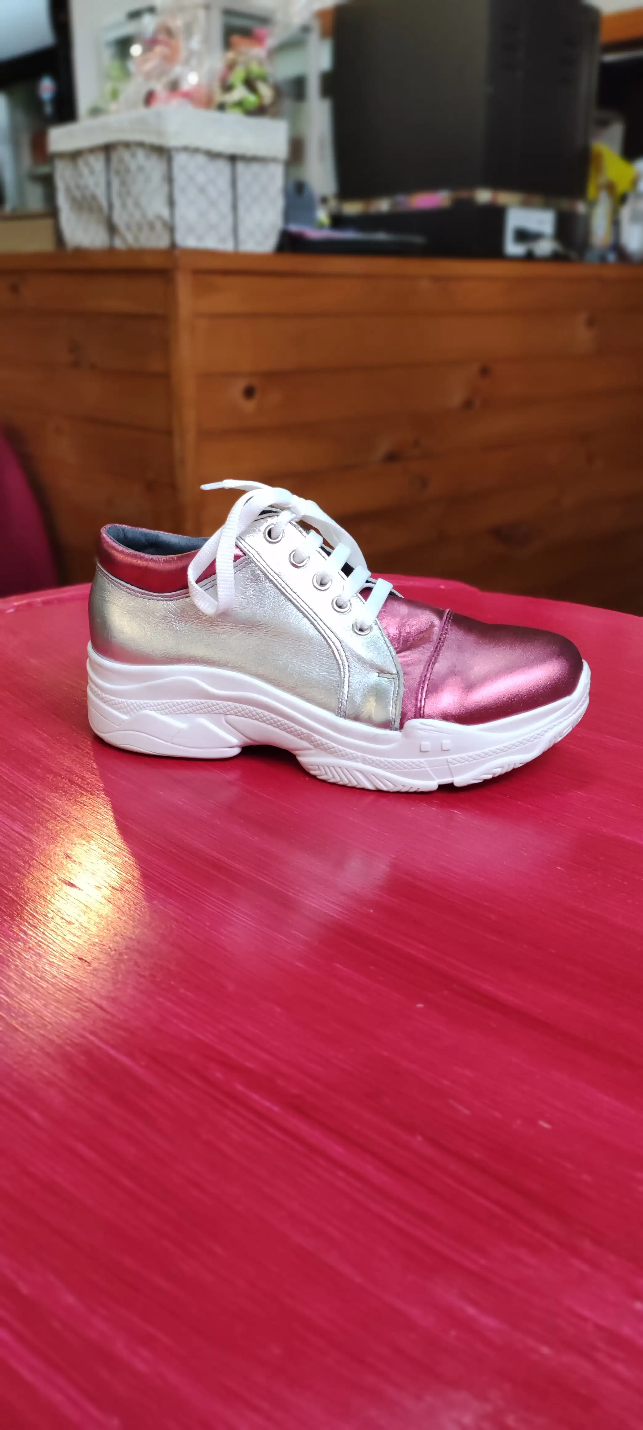 Zapatilla rosa con plata