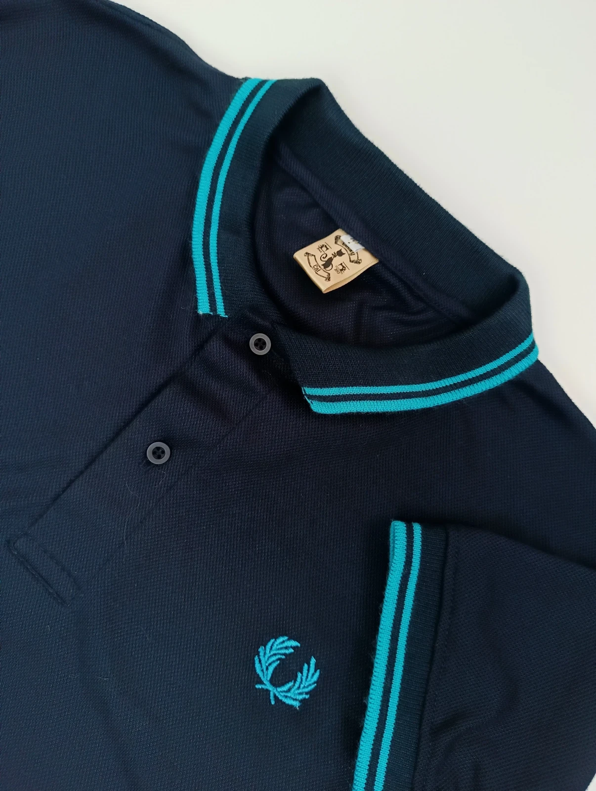 Camisa polo azul oscuro 