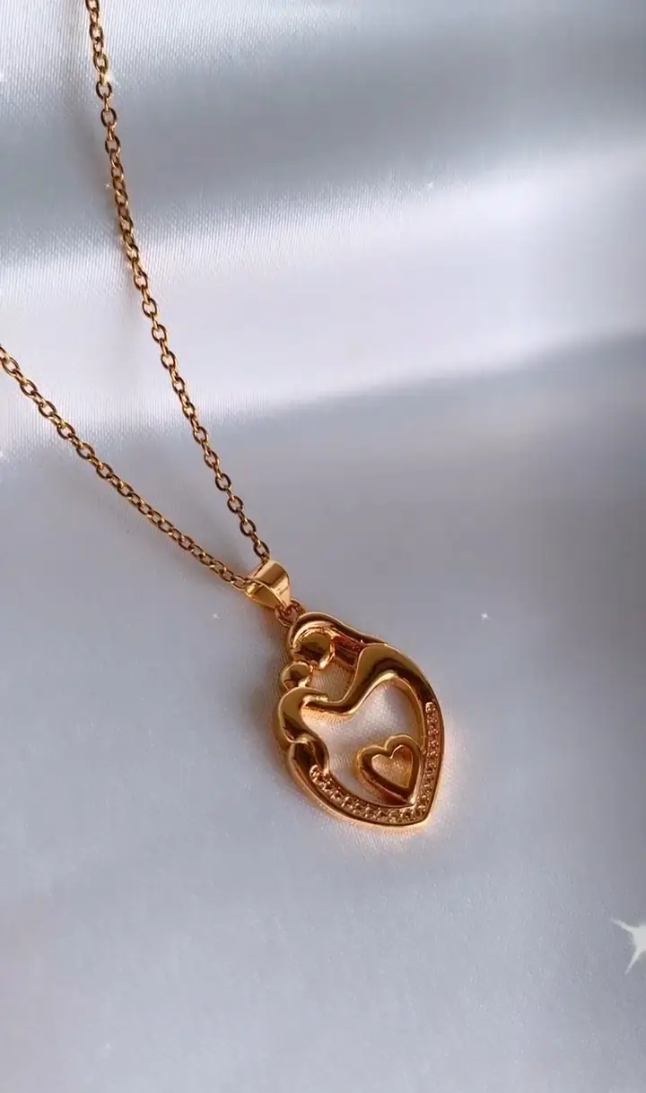 Collar heart mom