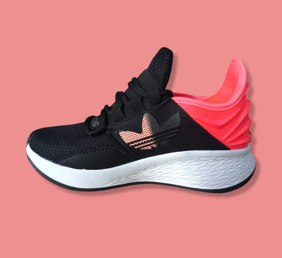 Adidas deportivos, color negro y rosa