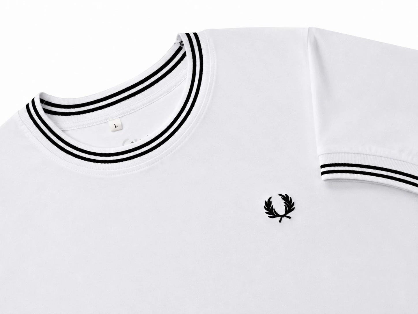 camiseta blanca cuello rayas negro