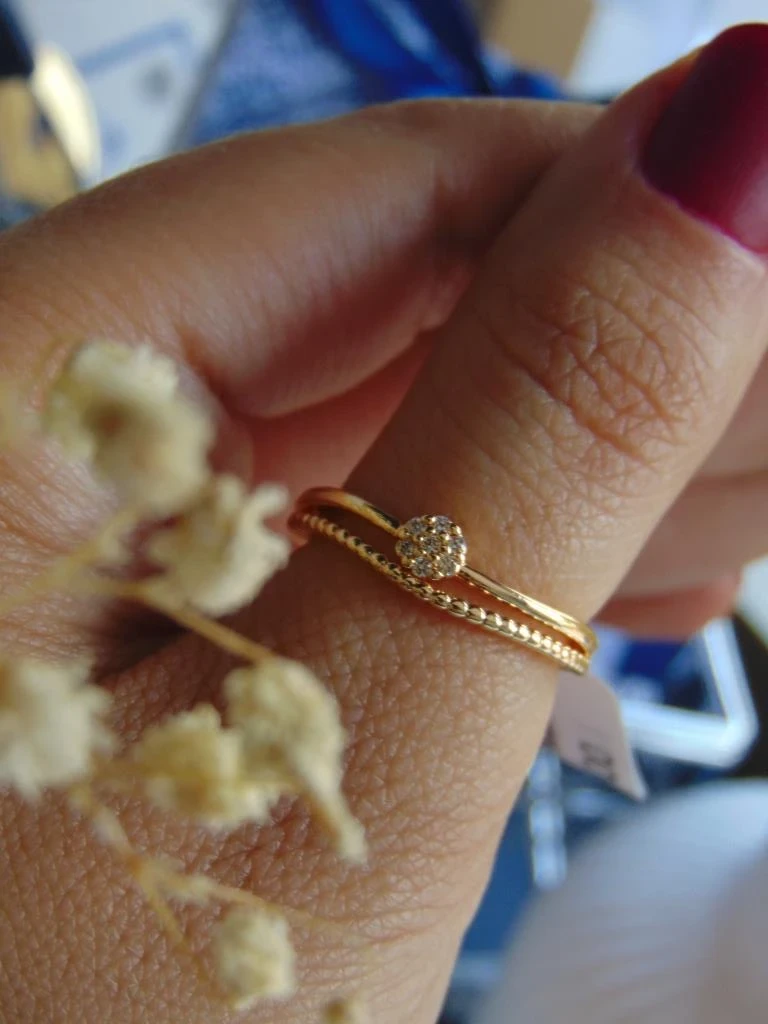 ANILLO ACERO DOR DELG DOS LINEAS MINI FLOR BLANCA