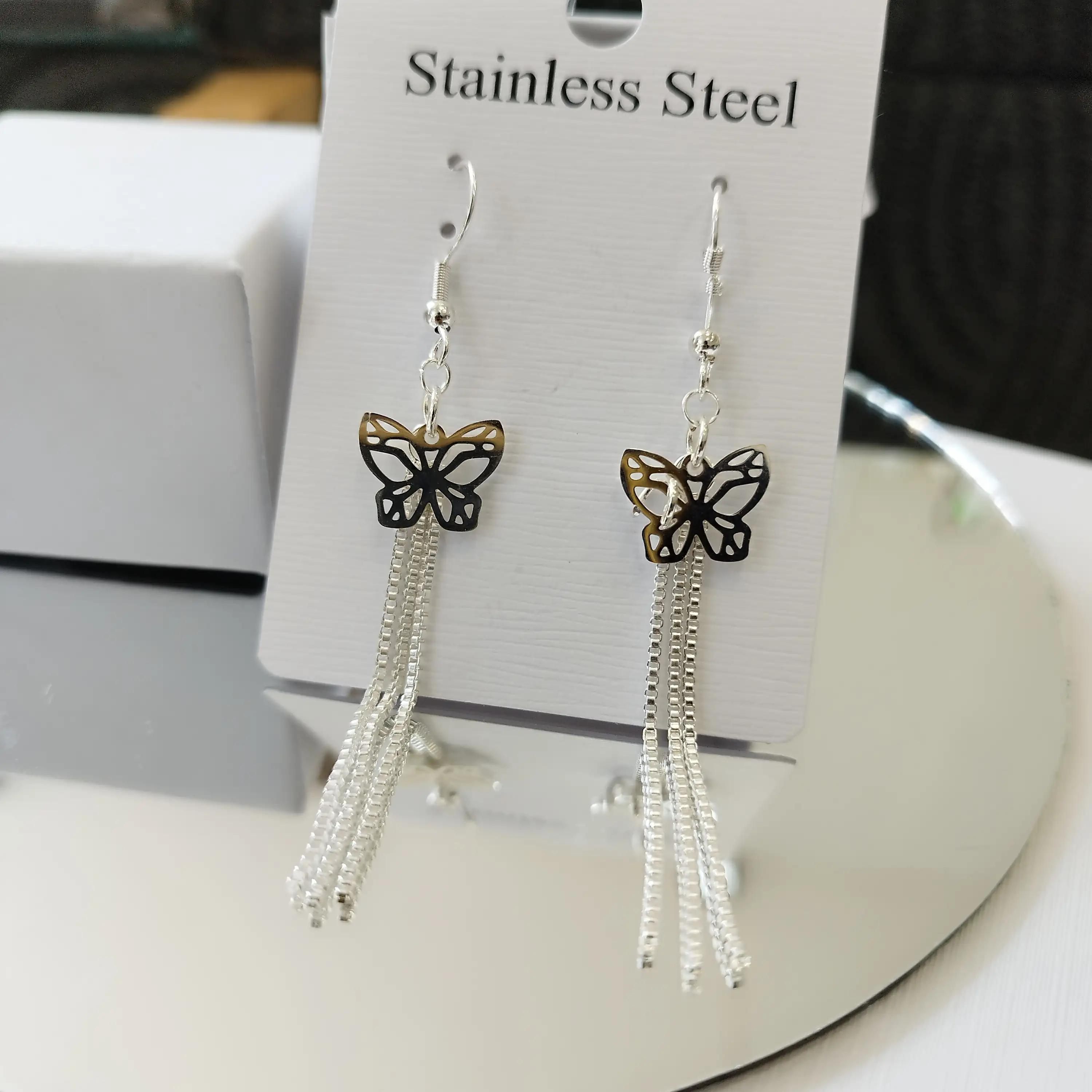 Colgante mariposa abierta con cadena