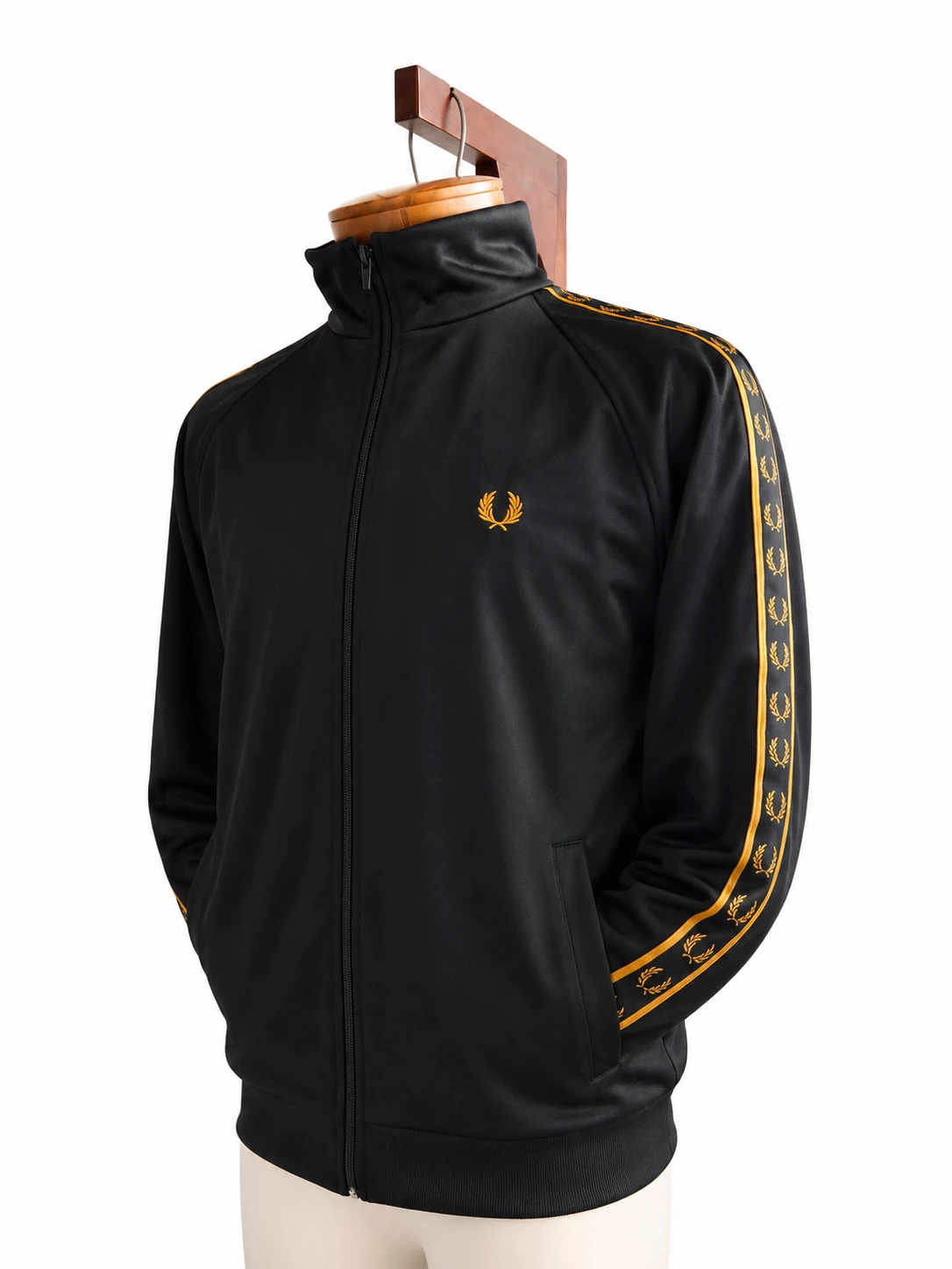 Chaqueta deportiva negra con dorado