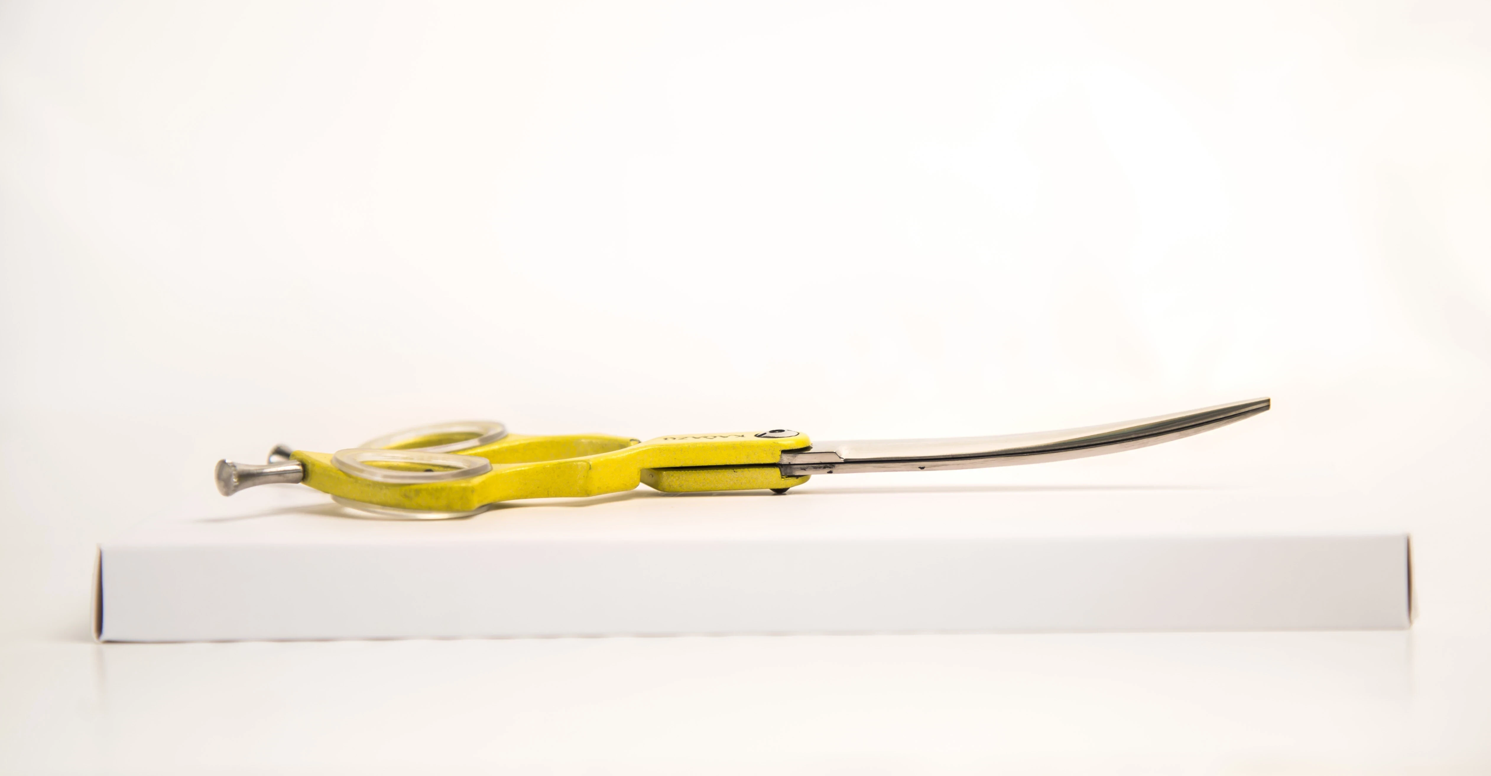 Tijera Curva Filo Navaja 6.5" Acero 440 Amarillo Kadazu 