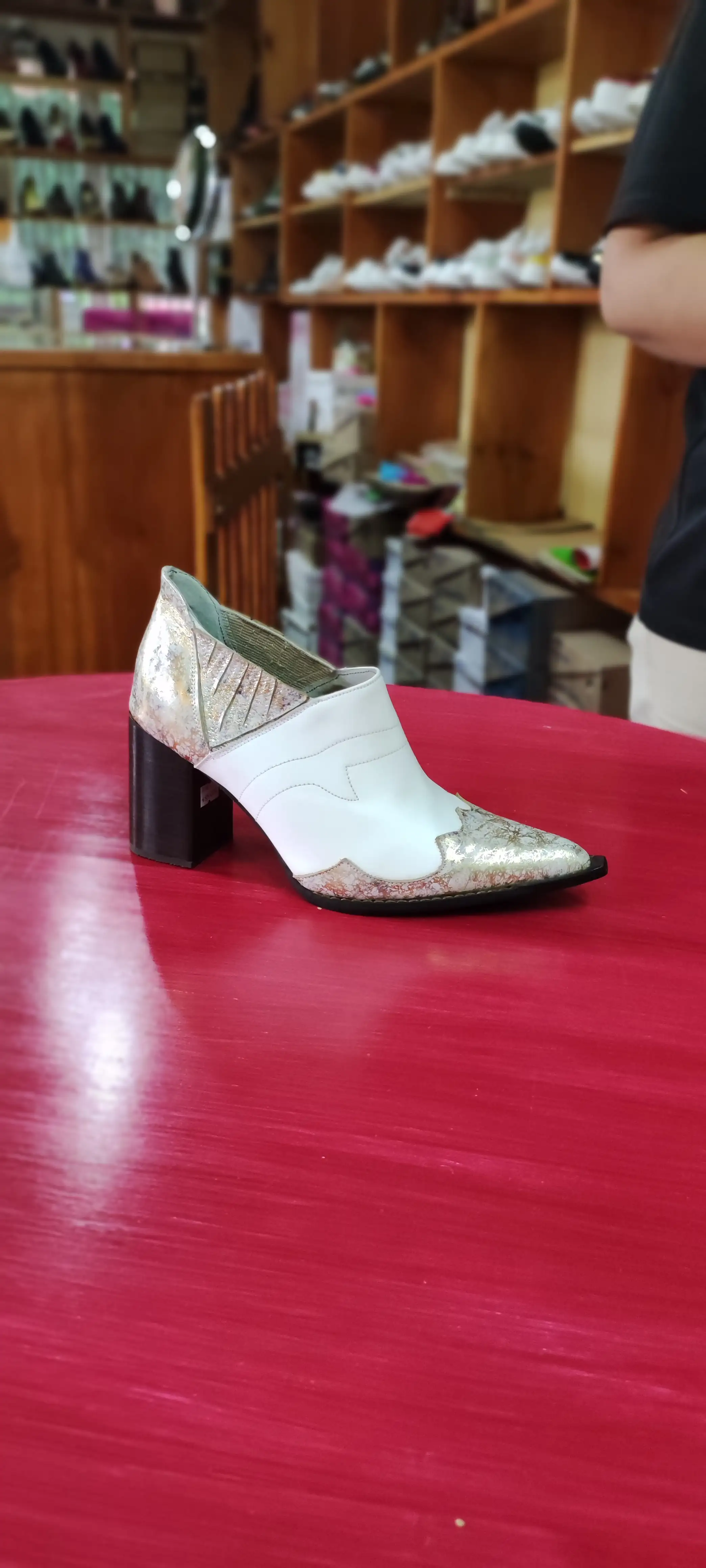 Botin blanco con dorado