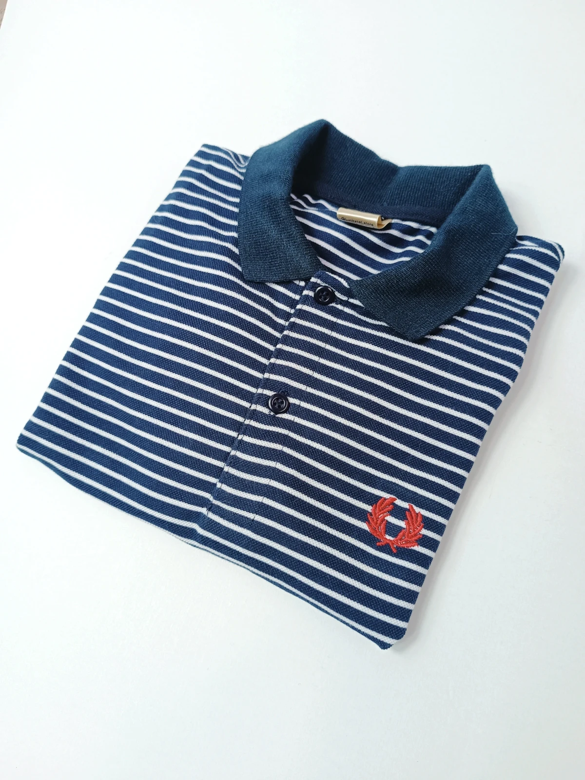 Camisa polo rayada con azul y blanco  2