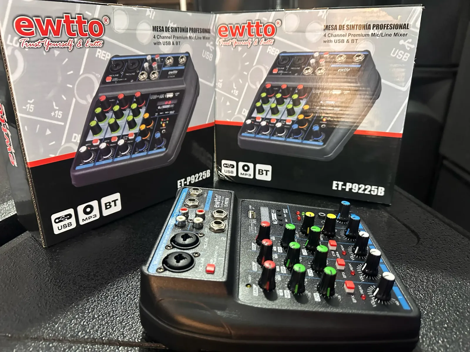 🎛Consola de sonido   ✅️Mezclador de micrófono/línea premium de 4 canales con USB y BT  ✅️ET-P9225B  ✔️USB ✔️MP3 ✔️Bluetooth   ✅️/línea de 4 canales  ✅️Control de ganancia con ecualizador de 3 bandas  ✅️Efector de reverberación  ✅️LED de pico en cada canal  ✅️Salida de auriculares y monitor con control  ✅️Pantalla digital MP3, interfaz USB, BT, grabación  ✅️Salida maestra balanceada XLR 1/4 jack  🚛envíos a todo el país 7