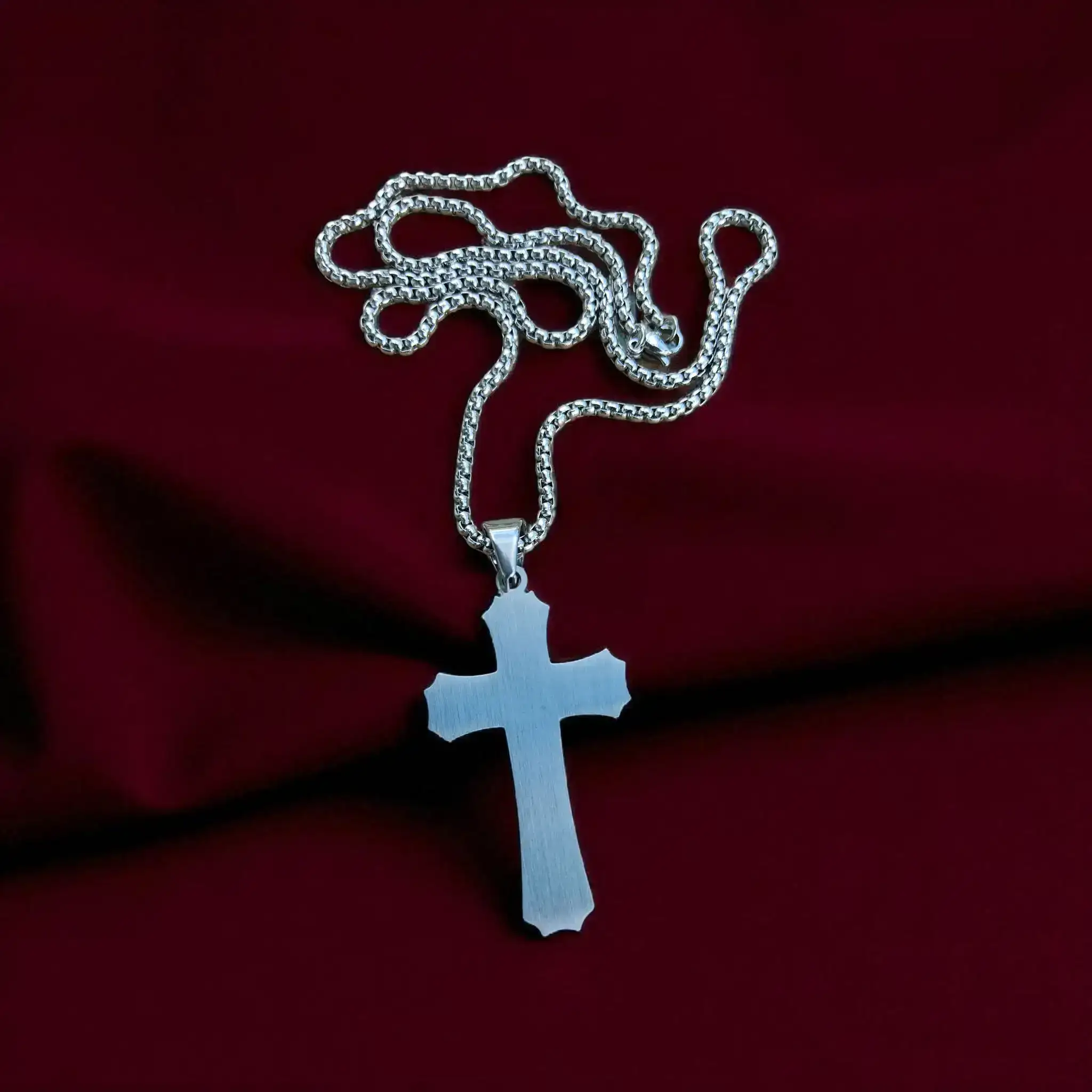 Cadena de Acero Inoxidable con Dije de Cruz Negra y Detalles en Cristales 3