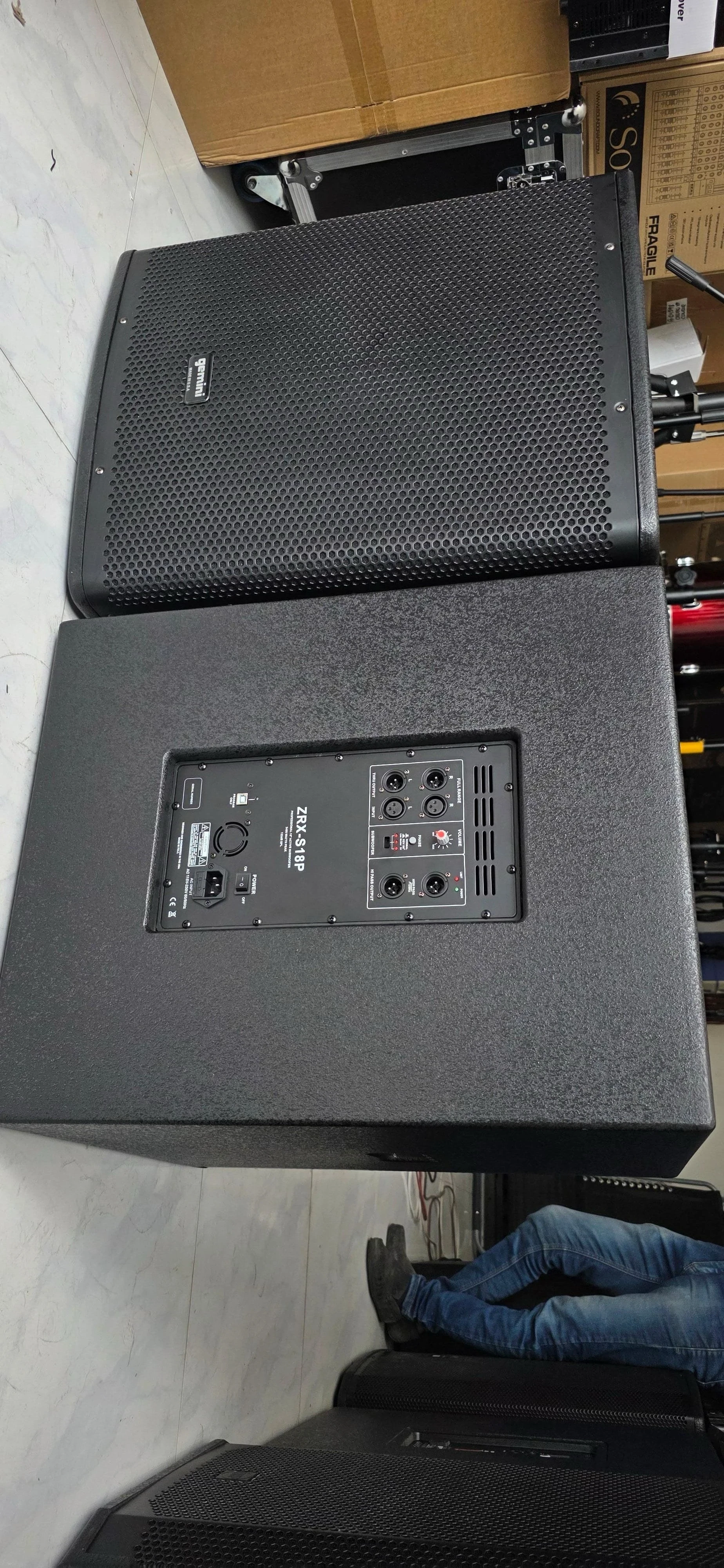    SUBWOOFER AUTOAMPLIFICADO DE 18"  GEMINI ZRX-S18P ✅️Subwoofer activo profesional Gemini ZRX-S18P.  ✅️Es un subwoofer autoamplificado de 18 pulgadas con un controlador de alta excursión y una bobina de voz de alta temperatura de 3 pulgadas.  ✅️Cuenta con 1600 vatios de potencia digital continua Clase D.  Incluye conectores XLR de línea y enlace, así como salidas XLR, y es compatible con múltiples voltajes para uso global.  ✅️Ofrece controles de volumen maestro, filtro de paso alto conmutable y control de fase conmutable para ajustar el sonido.  ✅️Diseñado para soportar las exigencias de refuerzo de sonido en diversos entornos, desde bodas al aire libre hasta festivales.