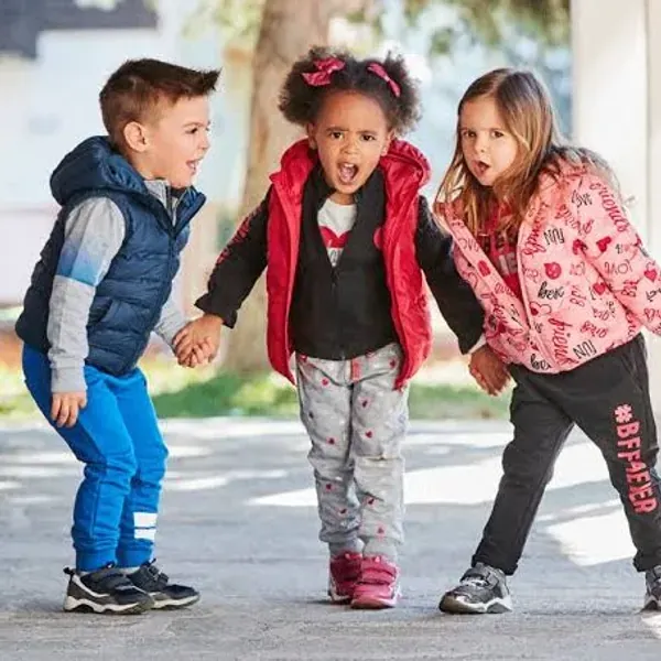 NIÑOS Y NIÑAS