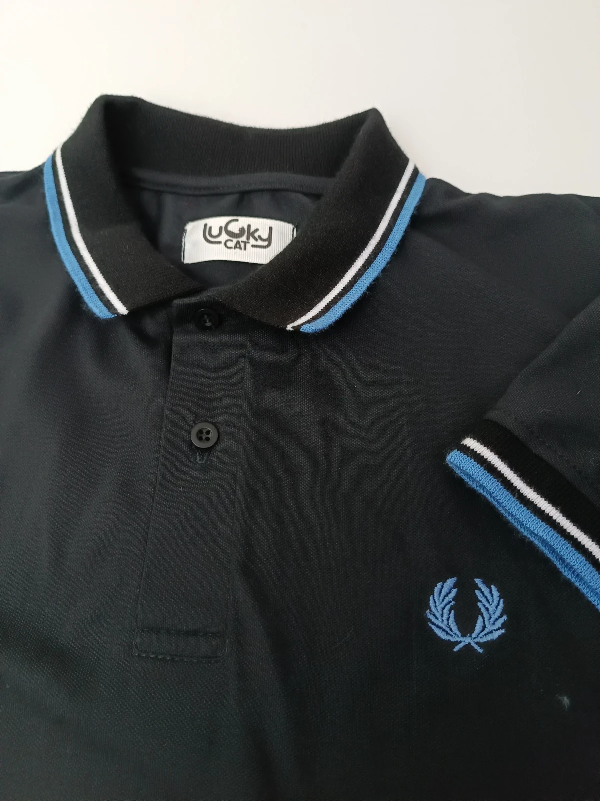 Camisa negra  oscuro con lineas claras