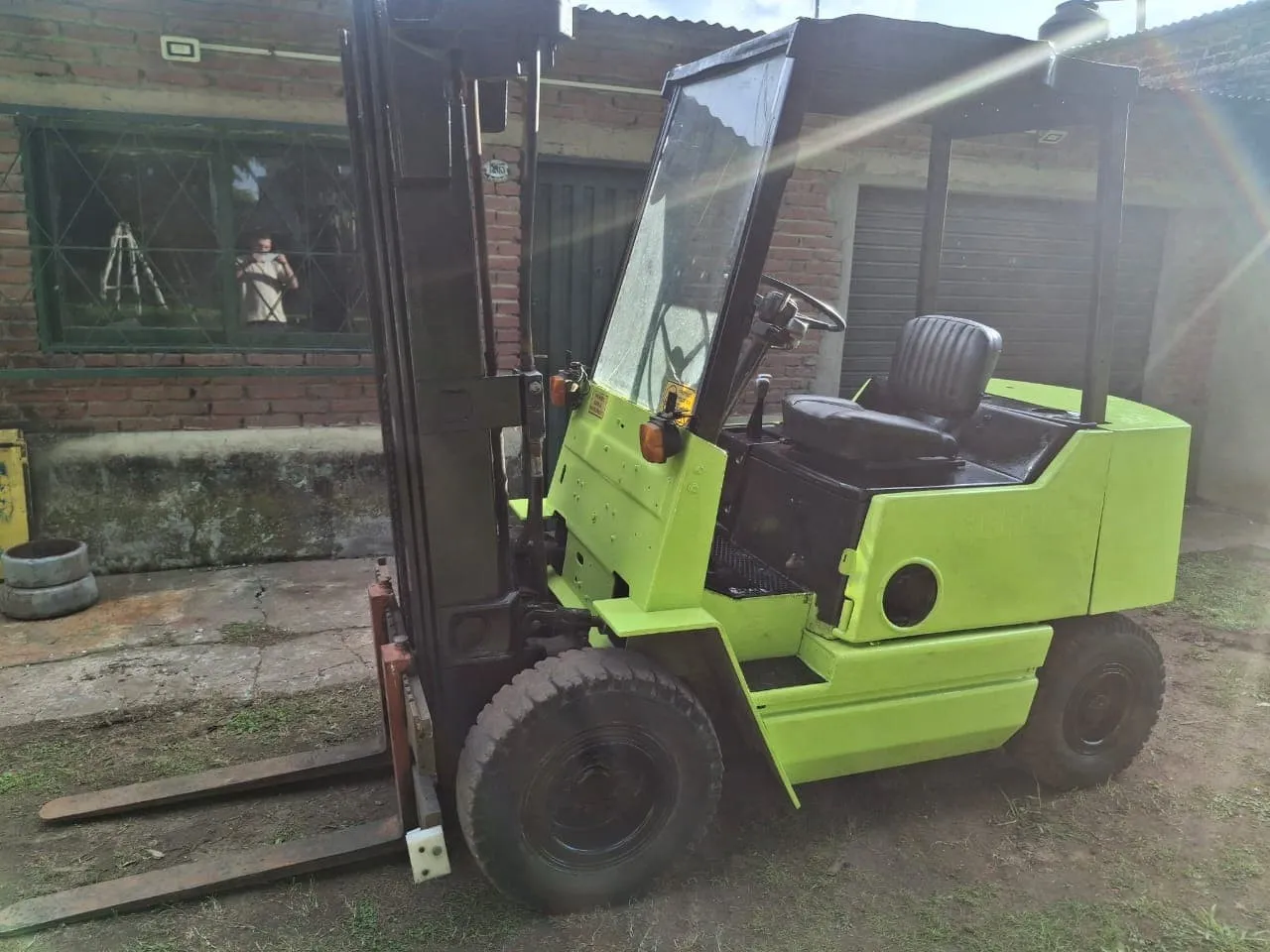 Clark GPX 25 el año exacto no lo sé pero debe ser entre 95 y 98 más o menos el auto elevador son los años que viene ese modelo levanta 2500 kilos y motor Mitsubishi 4G54